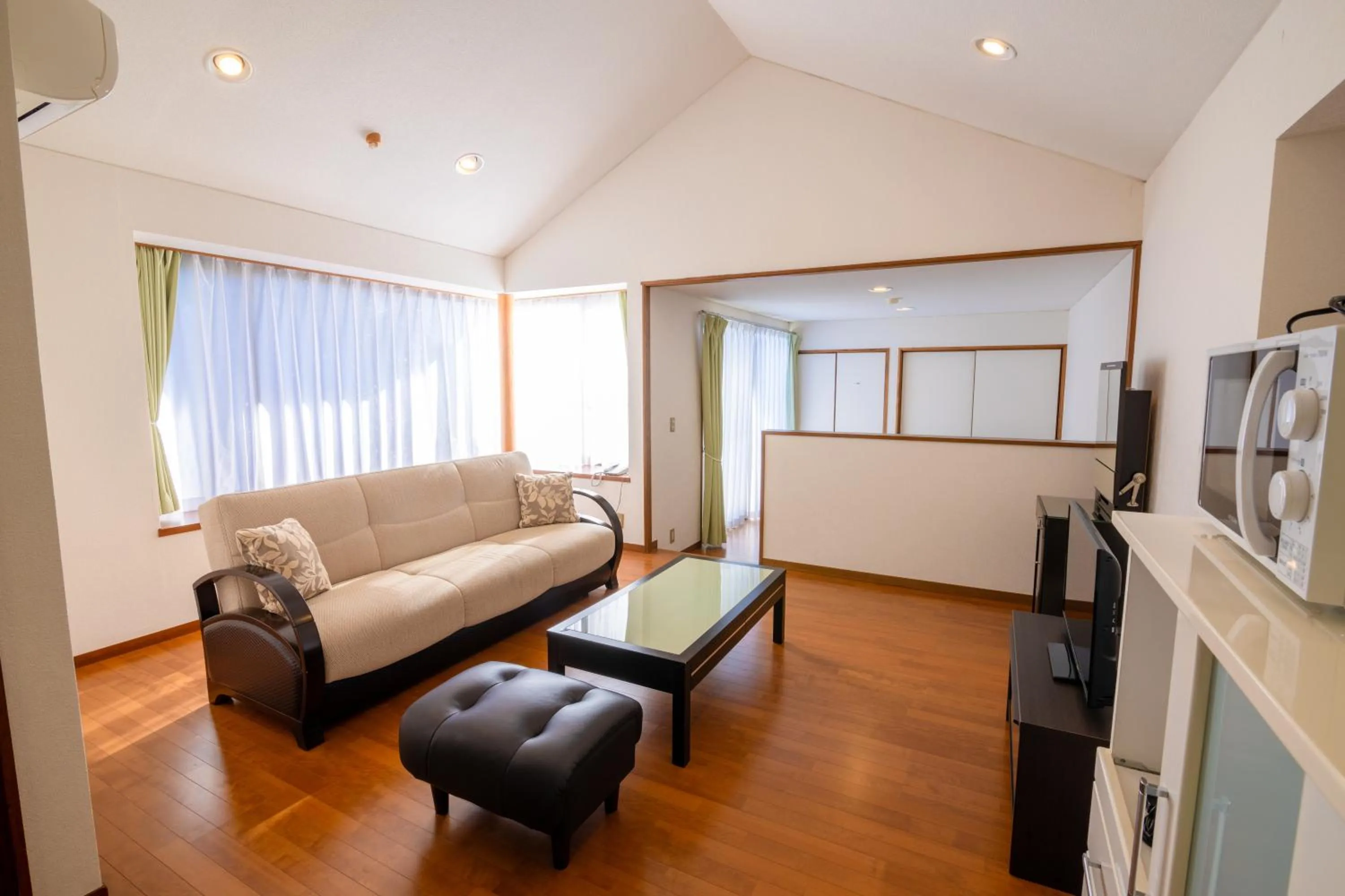 Photo of the whole room in Le Nessa Akazawa