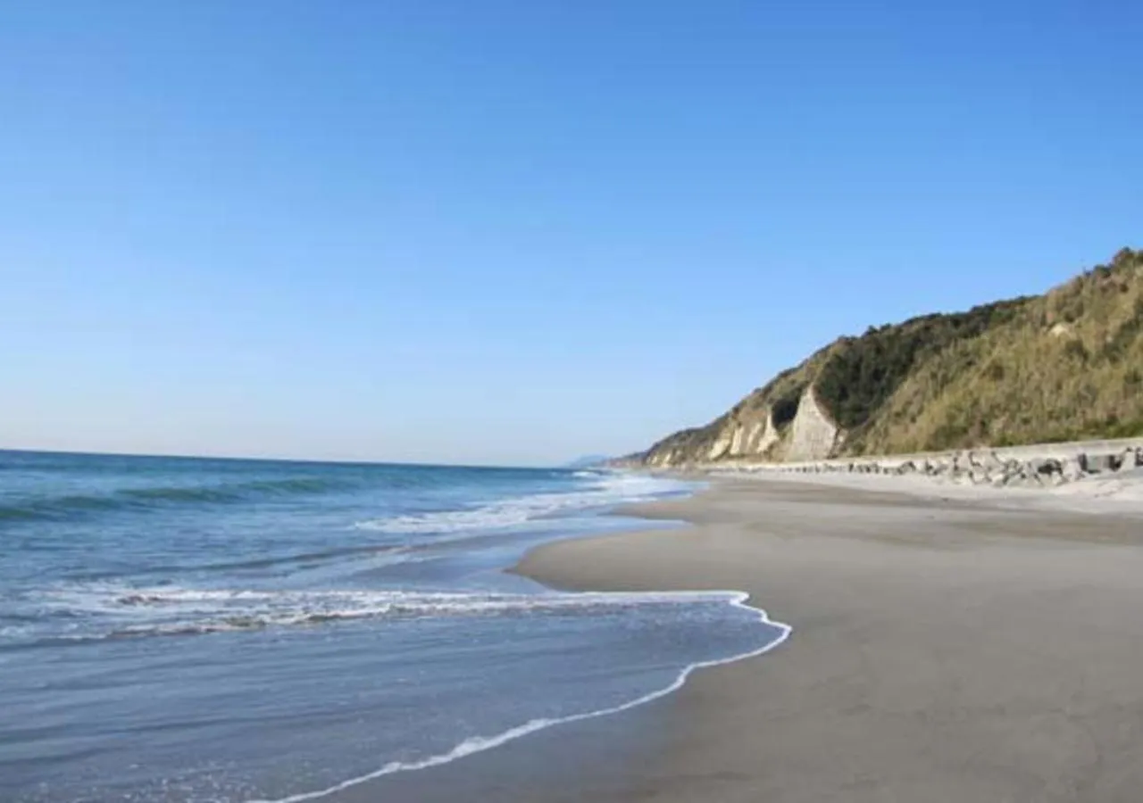 Beach in Le Nessa Akazawa