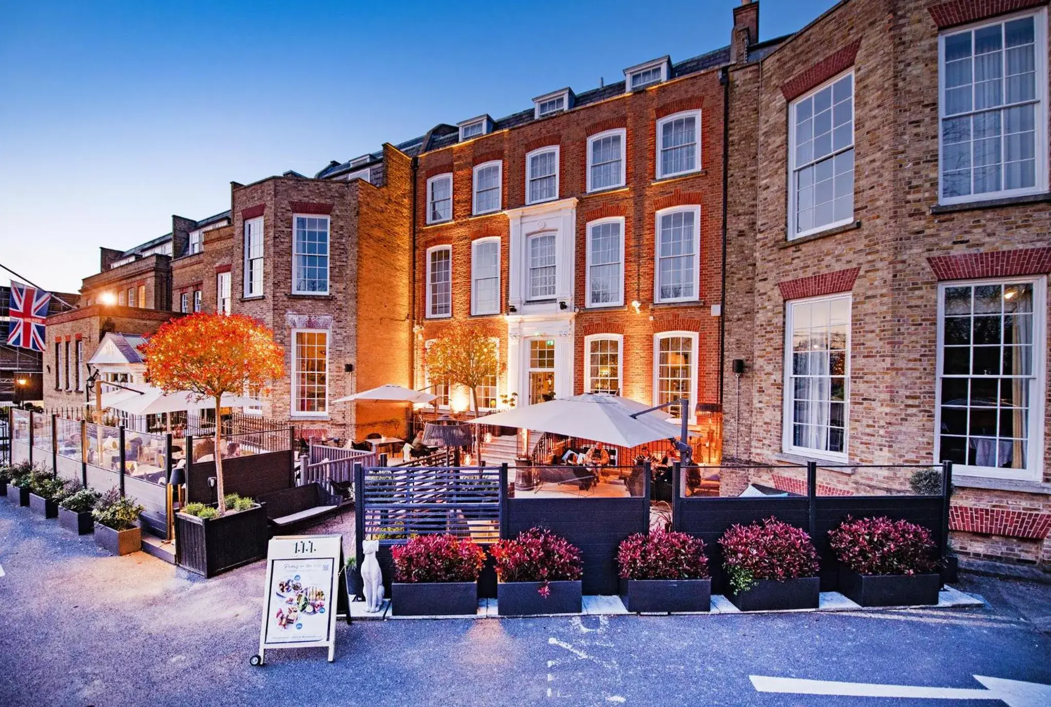 Property building in Richmond Hill Hotel Property building in Richmond Hill Hotel