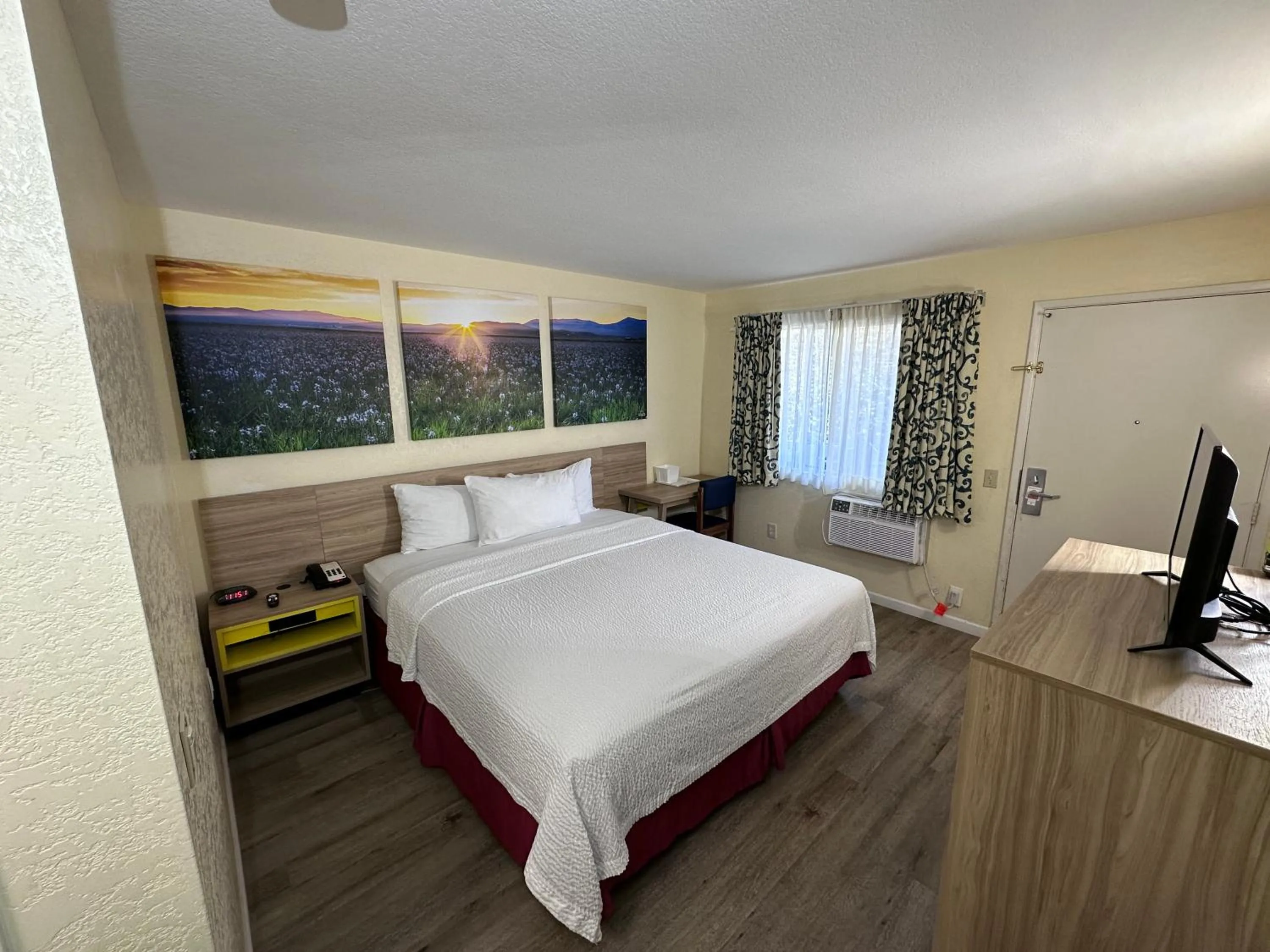Bedroom, Bed in Days Inn by Wyndham San Marcos