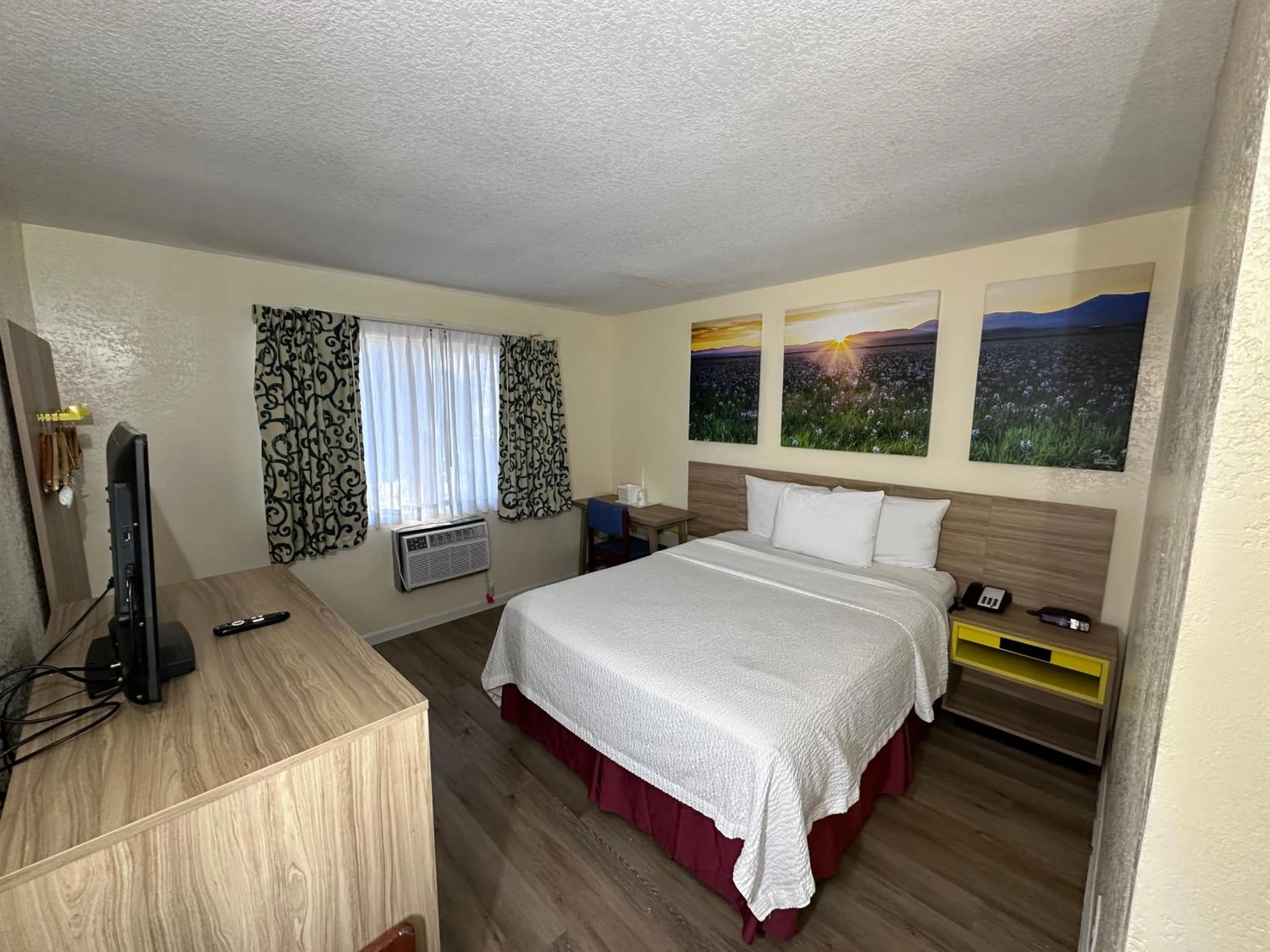 Bedroom, Bed in Days Inn by Wyndham San Marcos