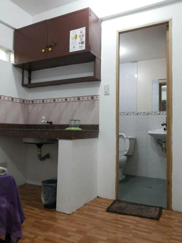 Toilet in Budget Studio Unit in Makati
