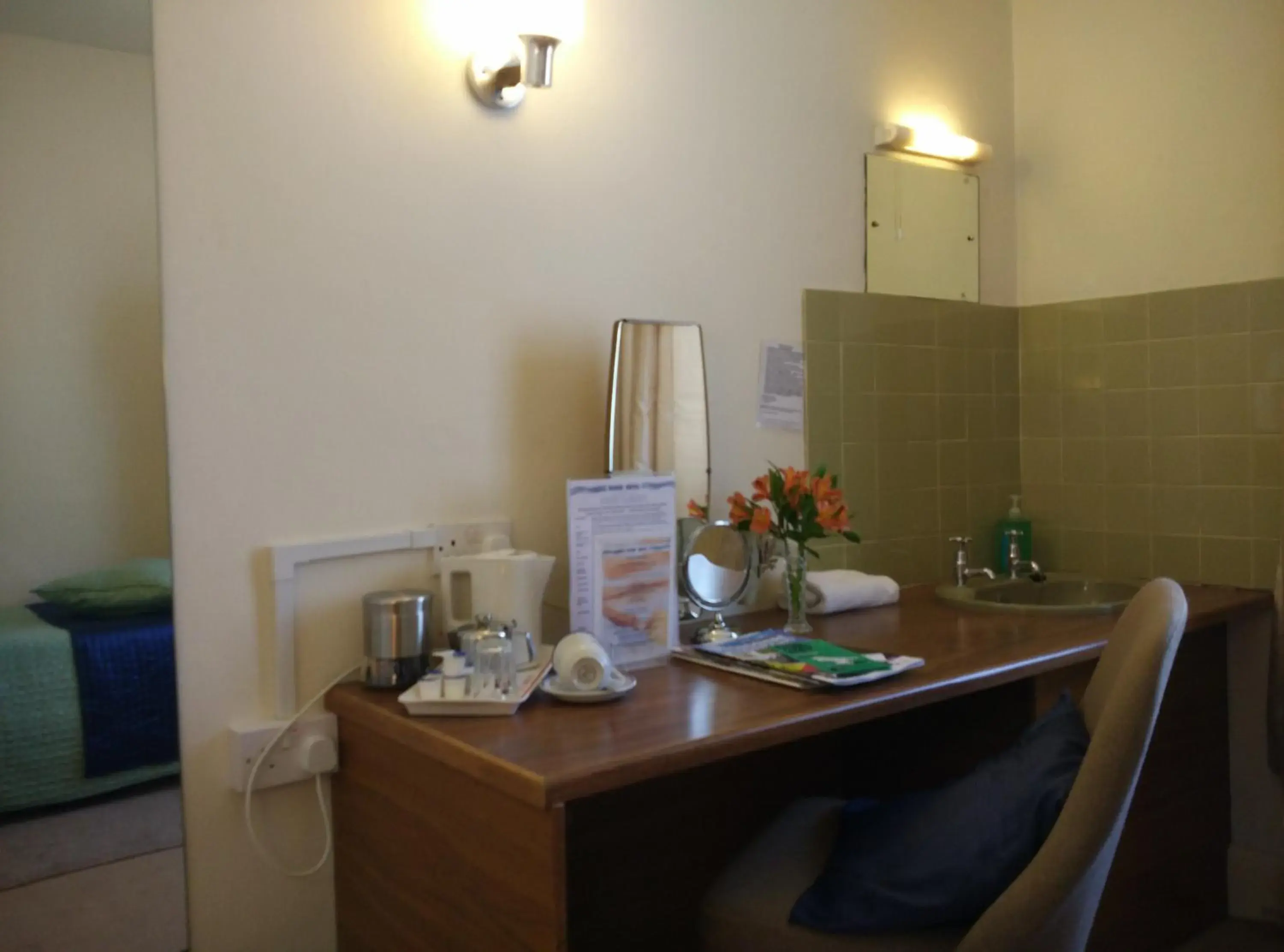 Basic Single Room with Private Bathroom in River Hotel Basic Single Room with Private Bathroom in River Hotel