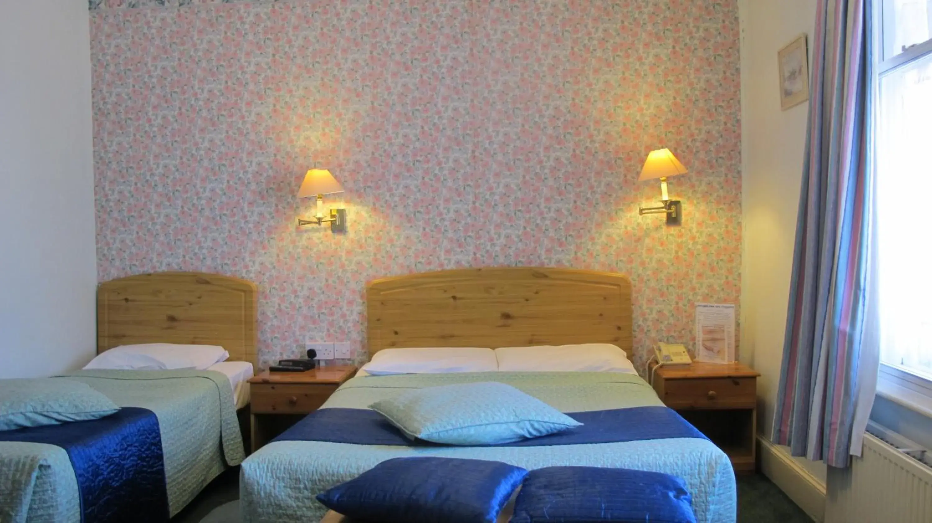 Standard Family Room with Ensuite Bathroom in River Hotel Standard Family Room with Ensuite Bathroom in River Hotel