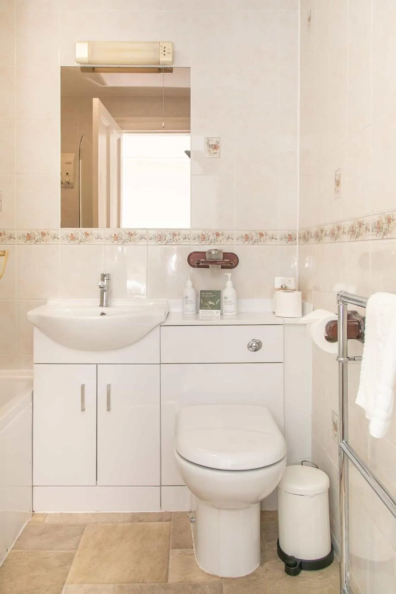 Toilet in Beaumont Guest House Windermere - Adult Only - Free Car Park & Off Site access to the local Health Centre