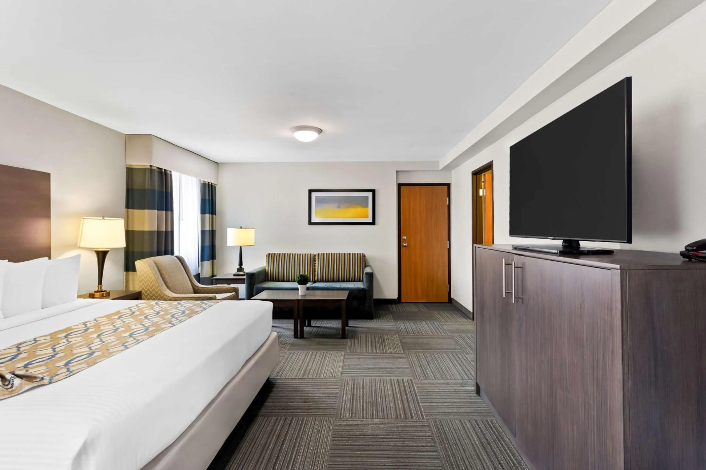 Bedroom, Bed in Best Western Naperville Inn