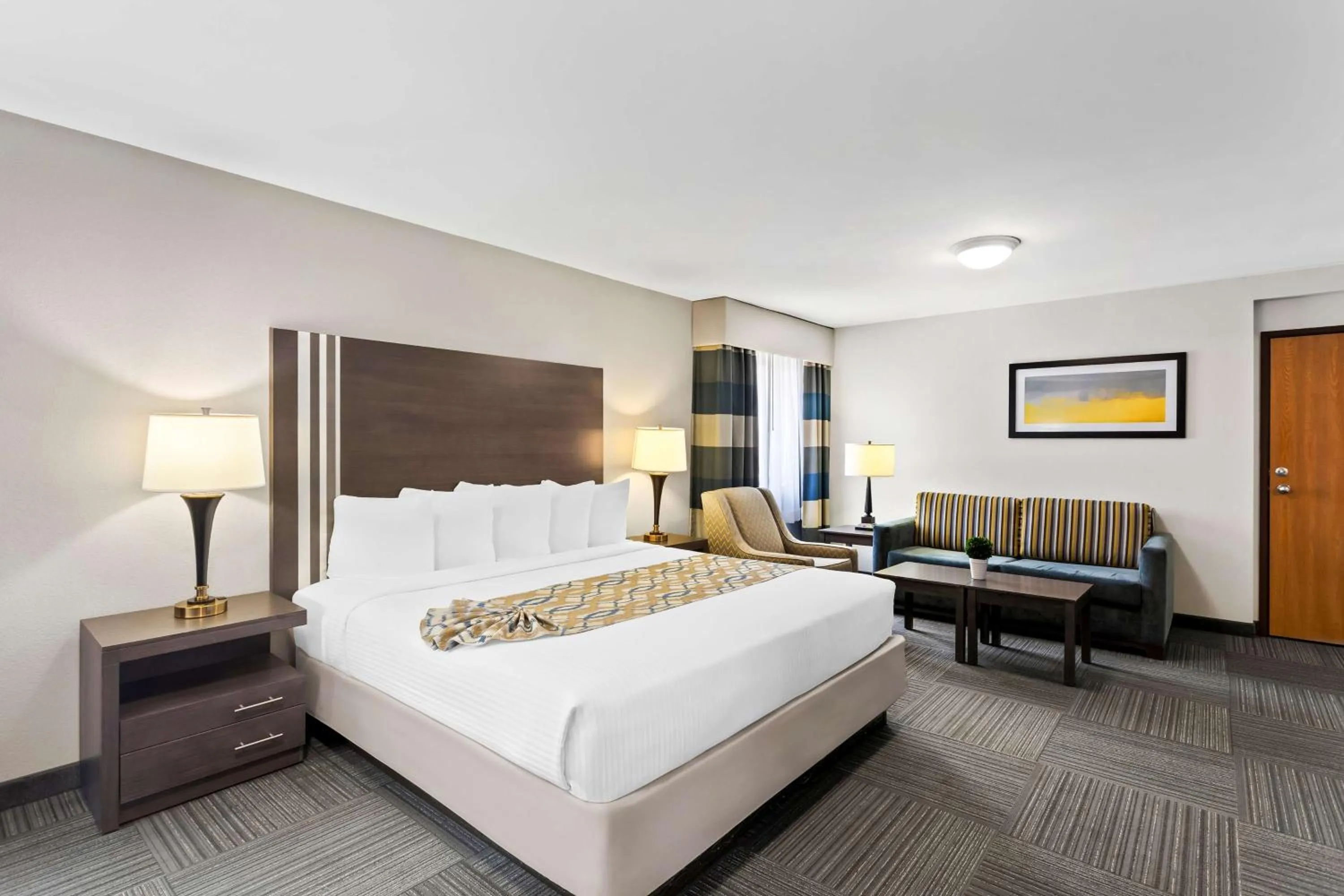 Bedroom, Bed in Best Western Naperville Inn