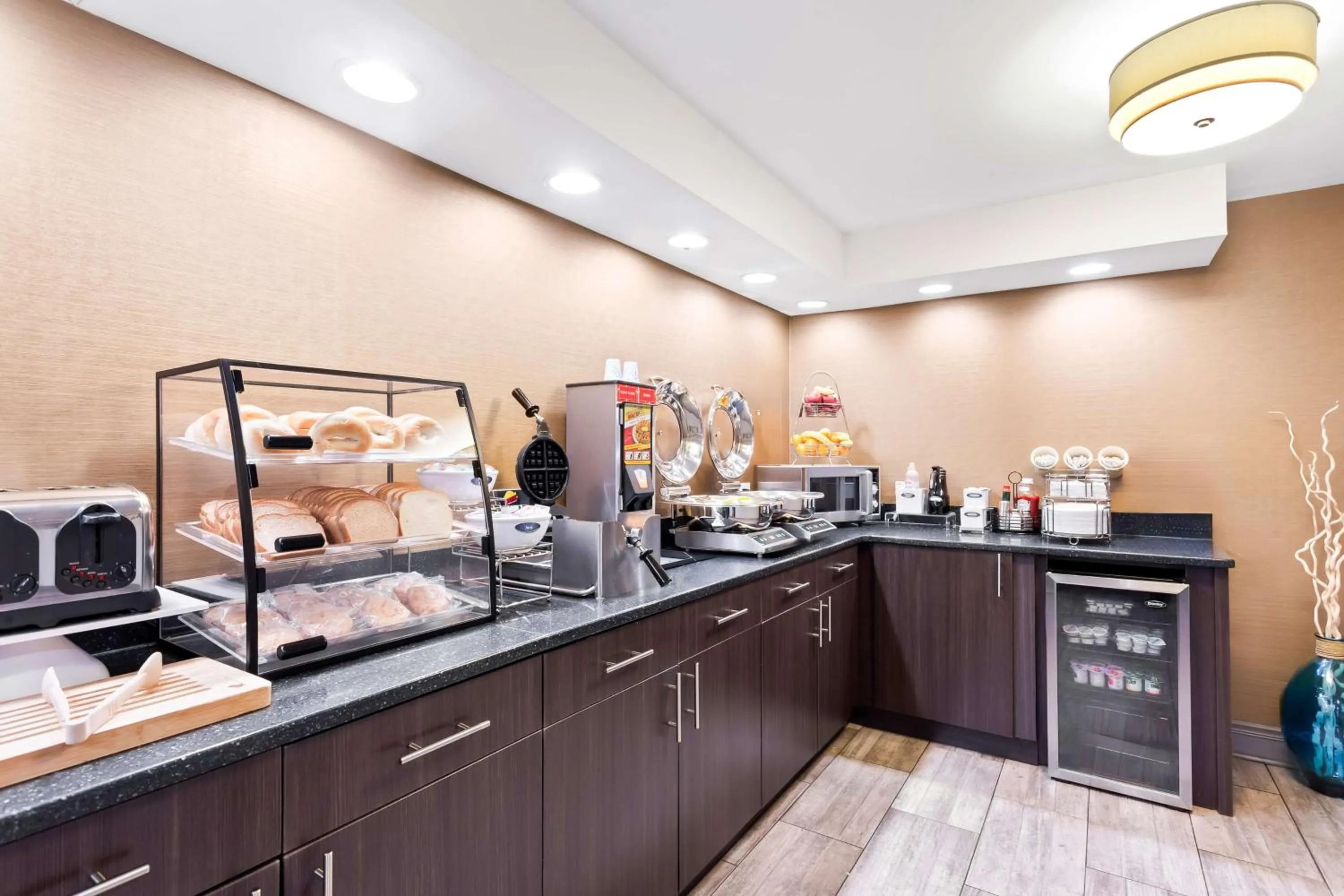 Breakfast in Best Western Naperville Inn