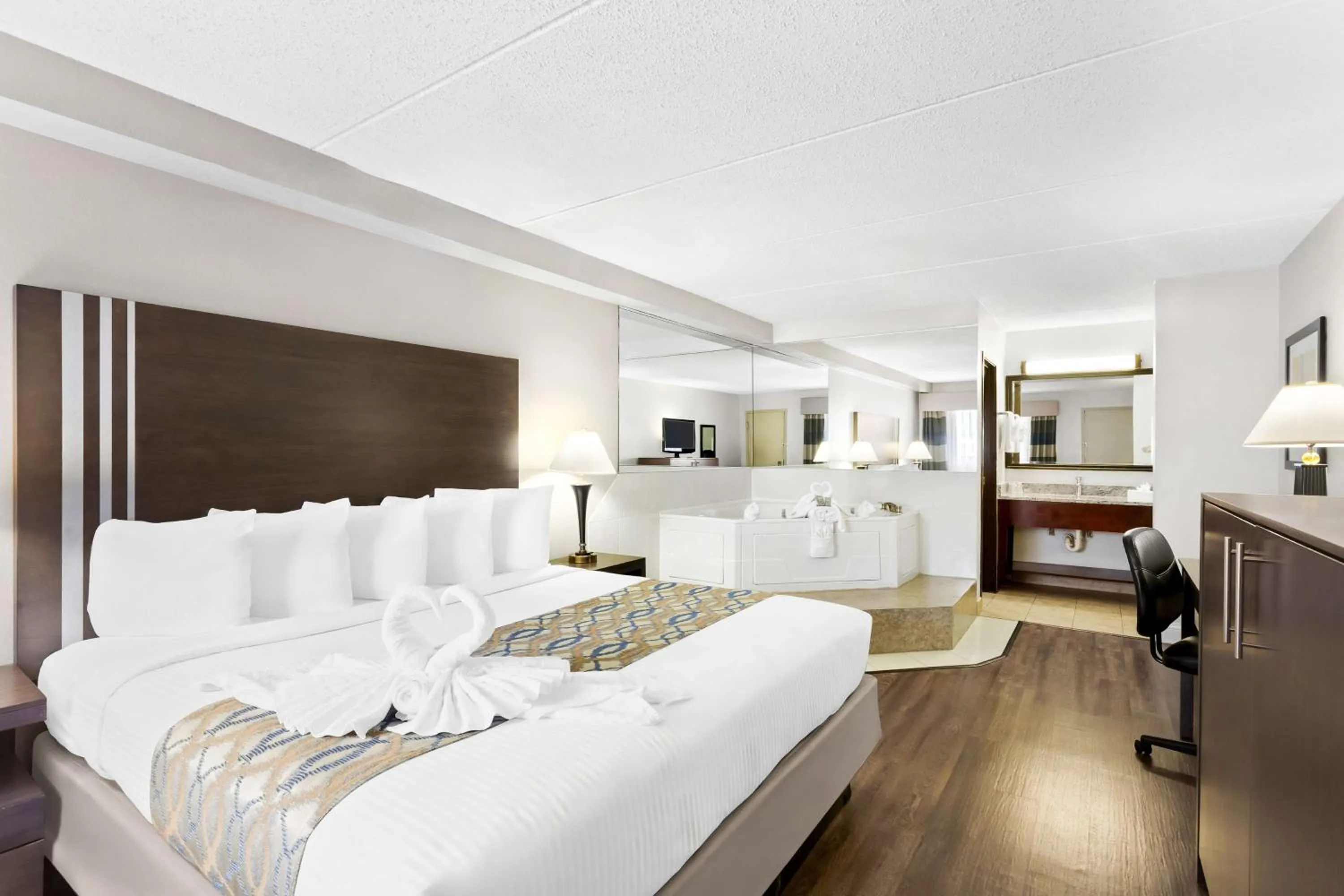 Bedroom, Bed in Best Western Naperville Inn