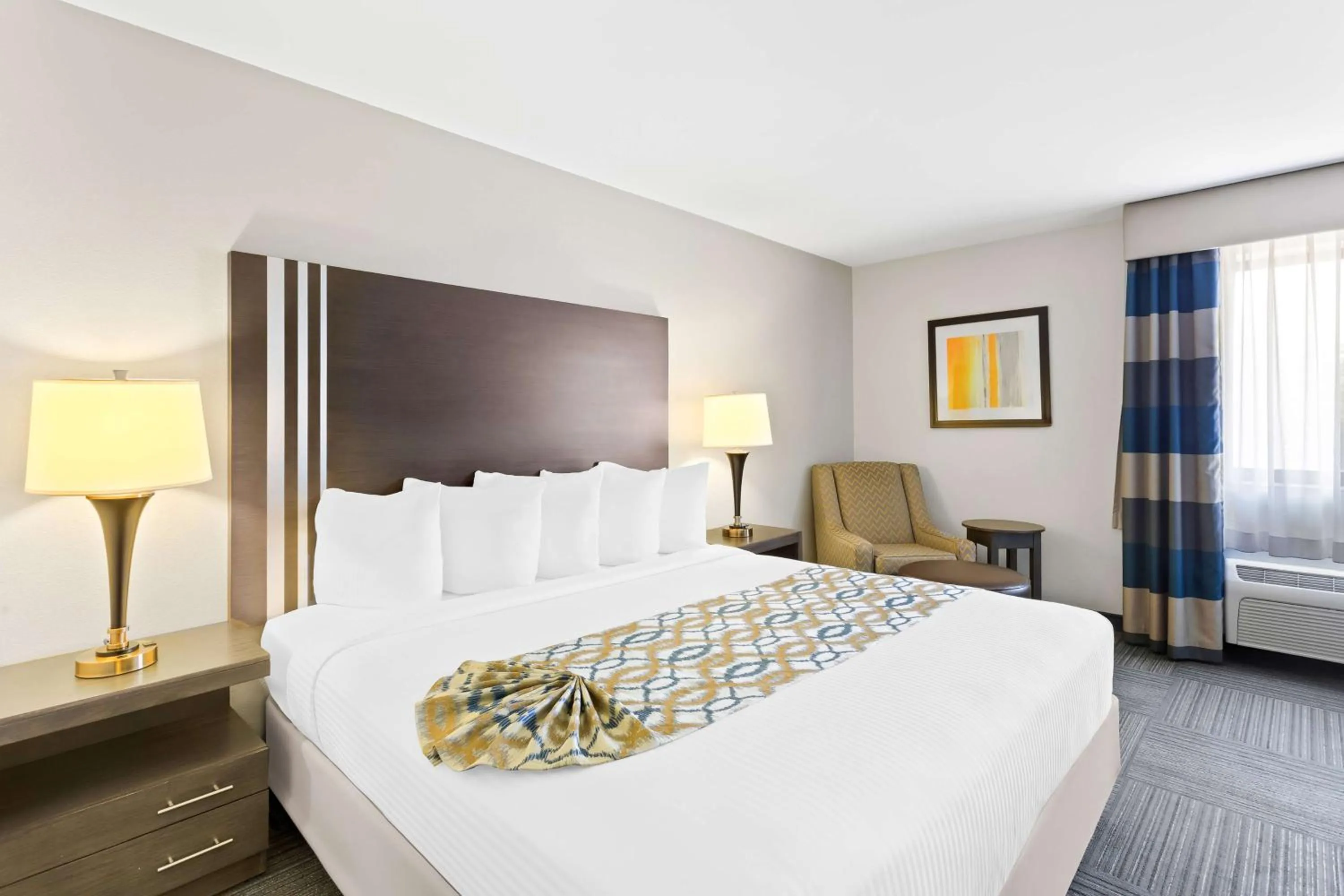 Bedroom, Bed in Best Western Naperville Inn