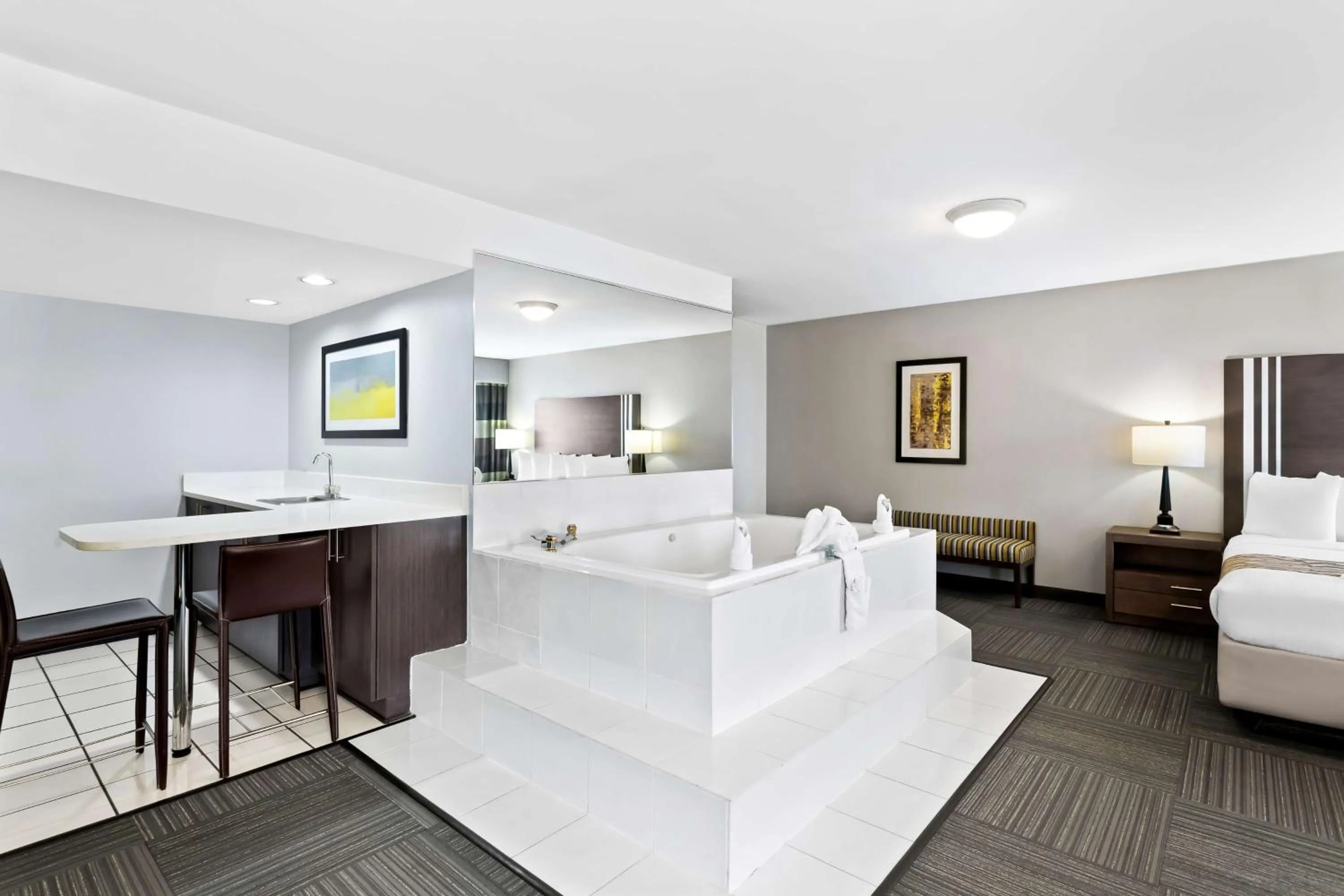 Bedroom, Bed in Best Western Naperville Inn