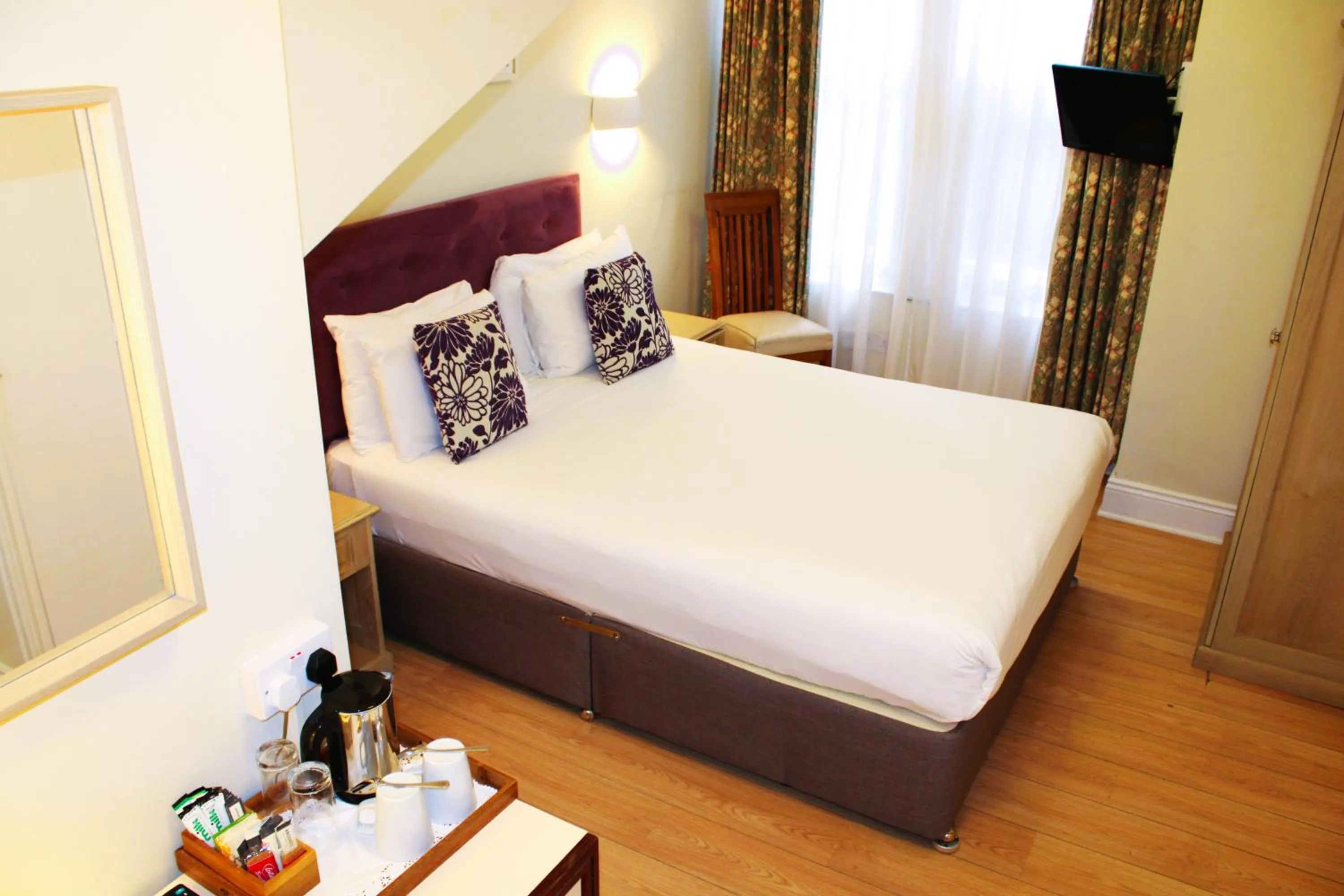 Photo of the whole room, Bed in Victoria Square Hotel Clifton Village