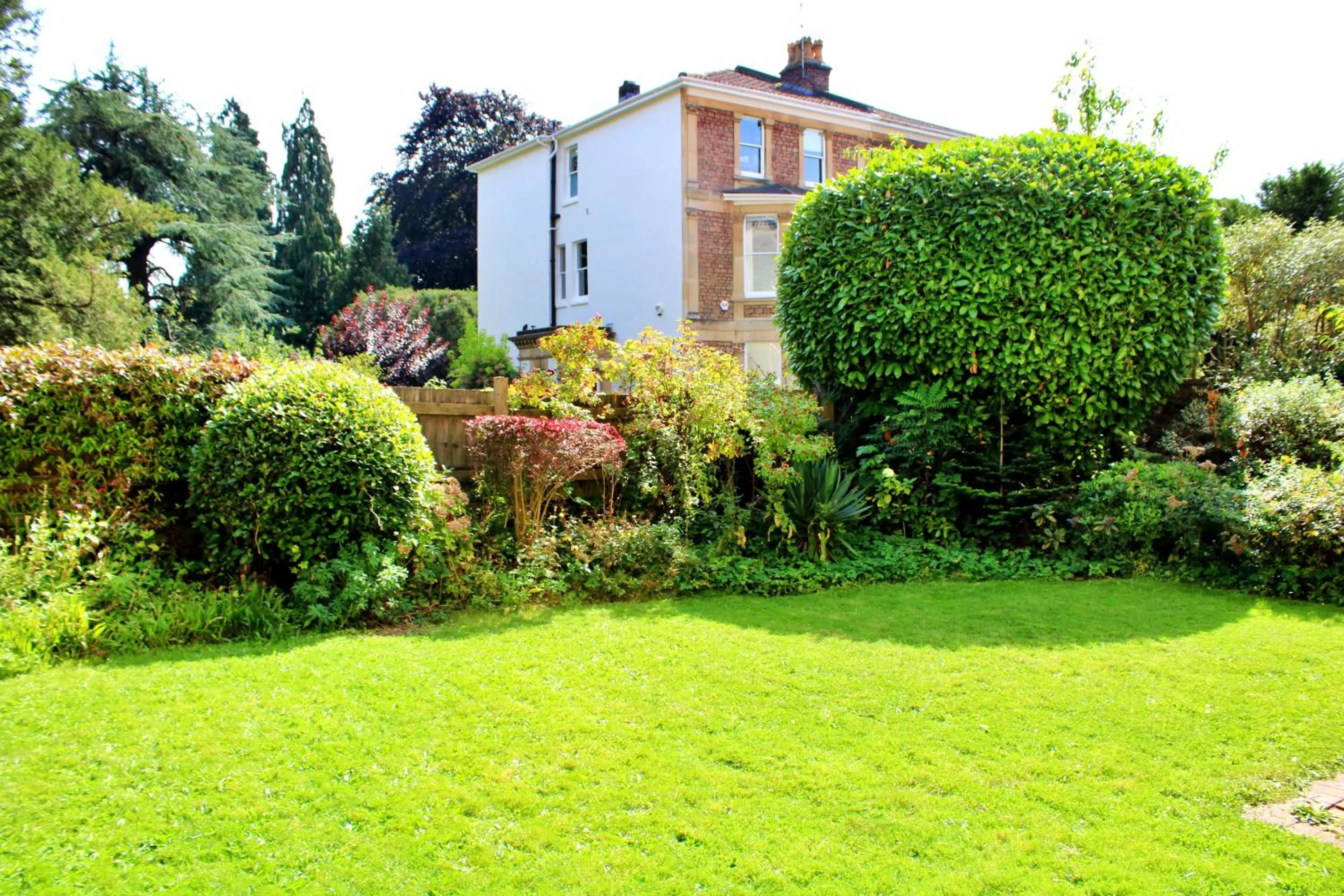 Garden in Victoria Square Hotel Clifton Village