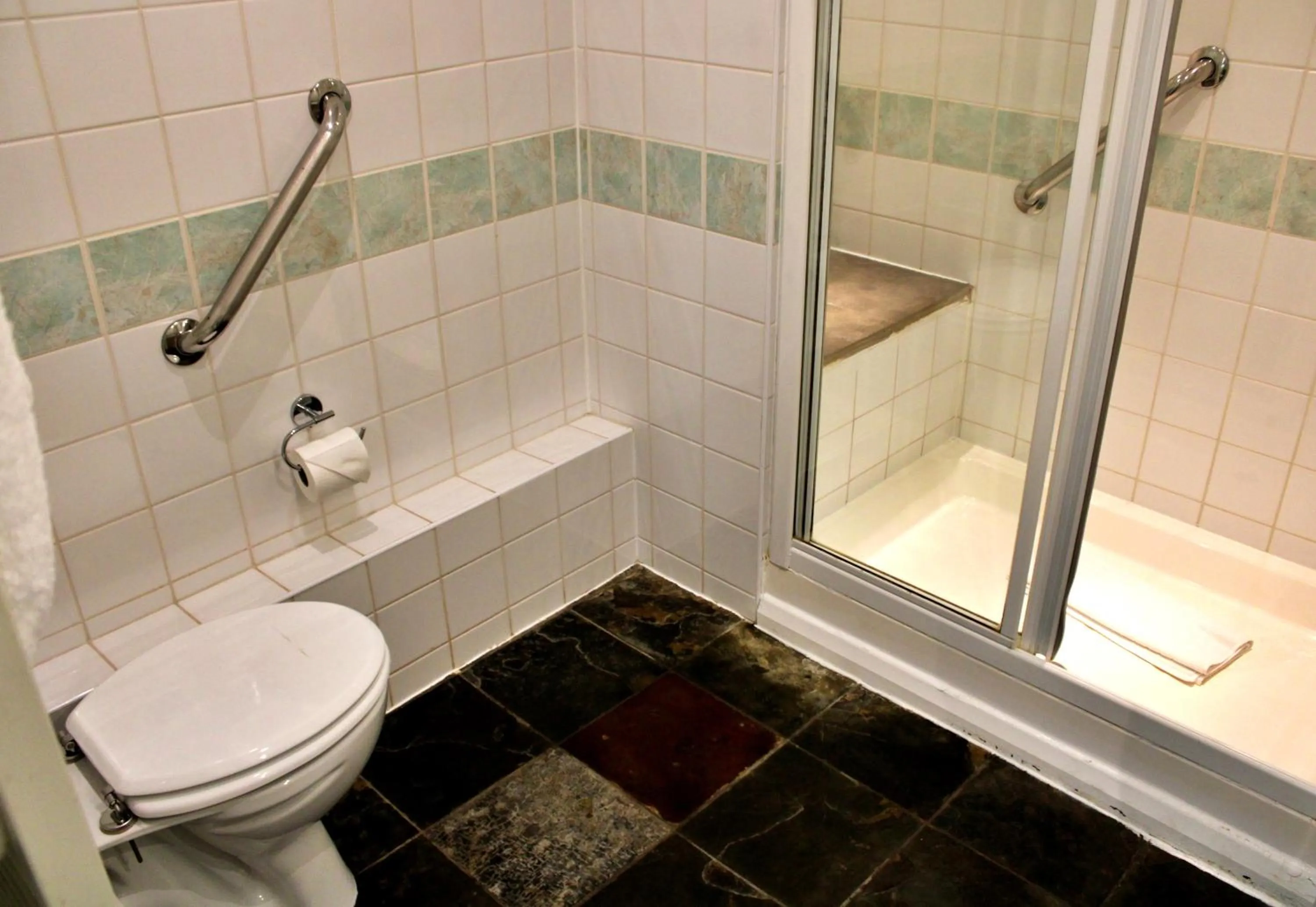 Bathroom in Victoria Square Hotel Clifton Village