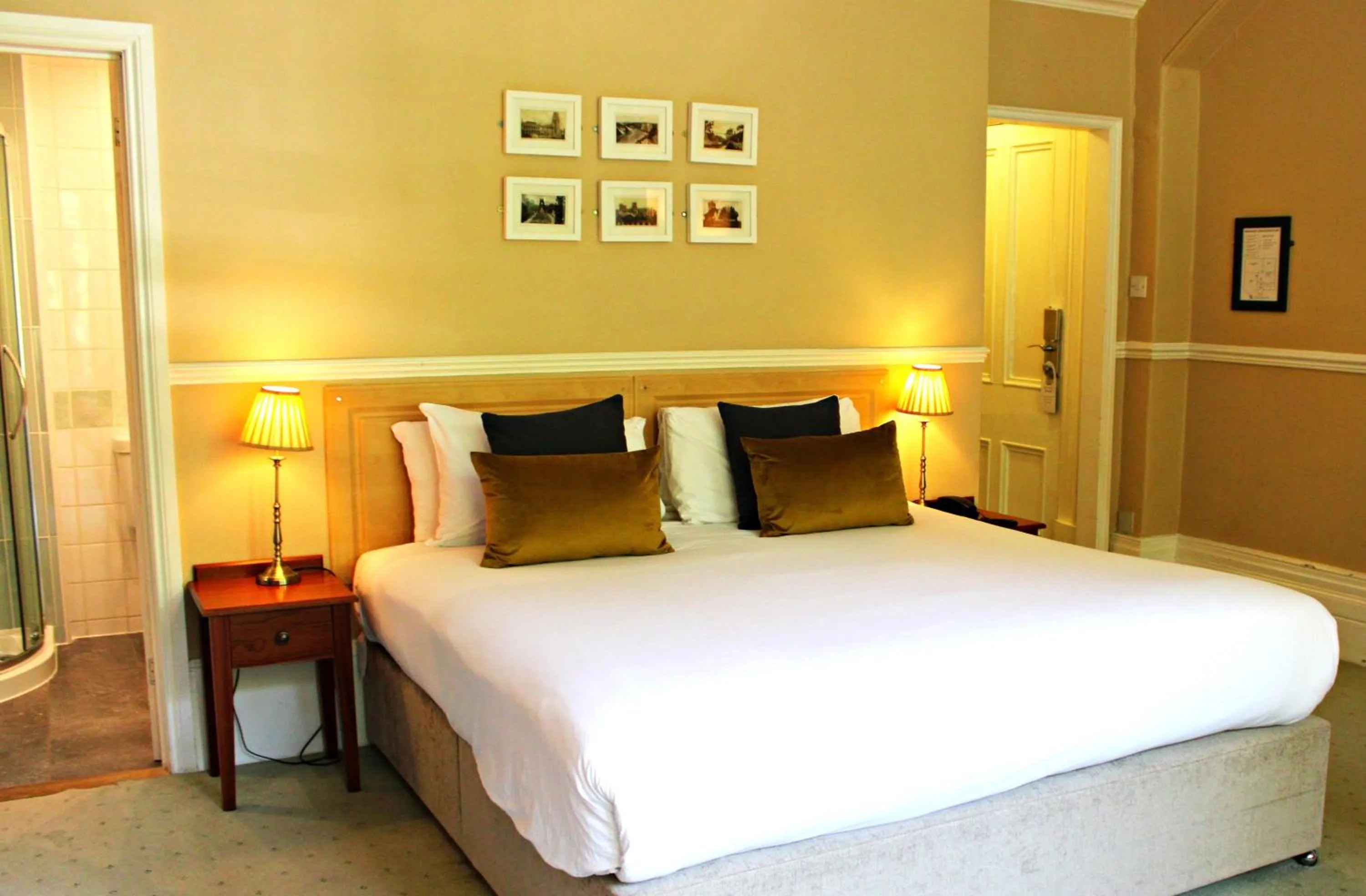 Bed in Victoria Square Hotel Clifton Village