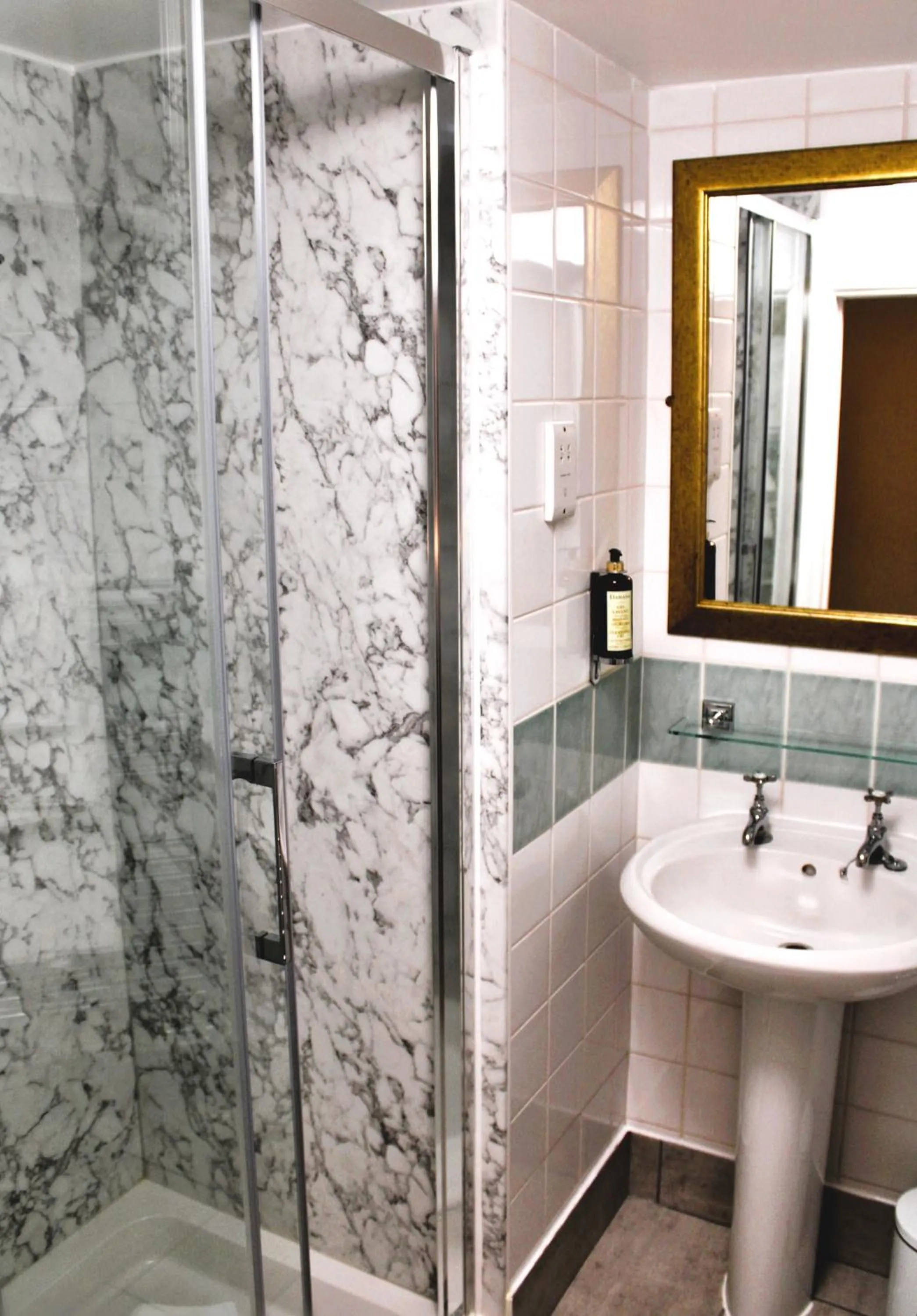 Bathroom in Victoria Square Hotel Clifton Village