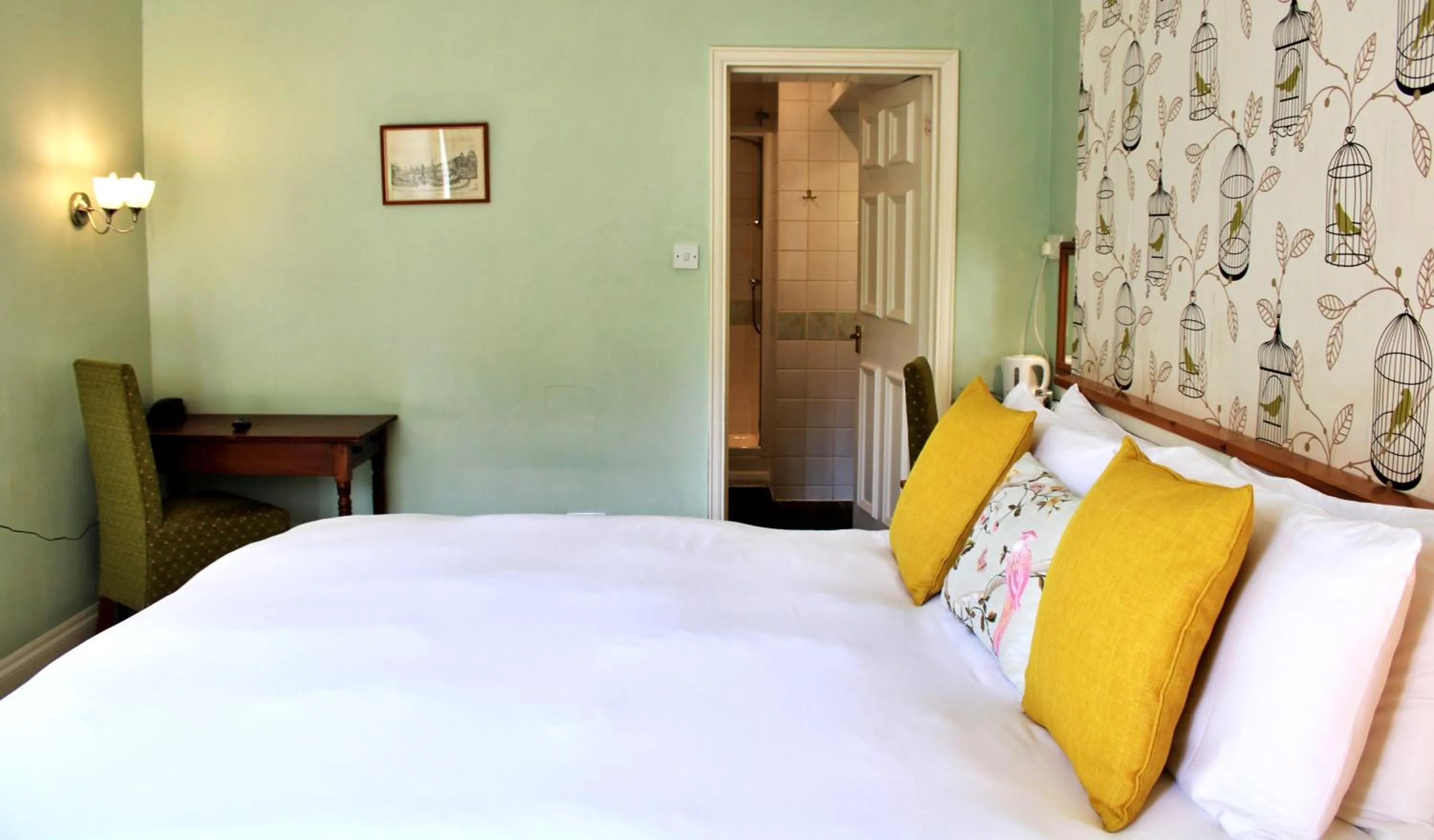 Bedroom, Bed in Victoria Square Hotel Clifton Village