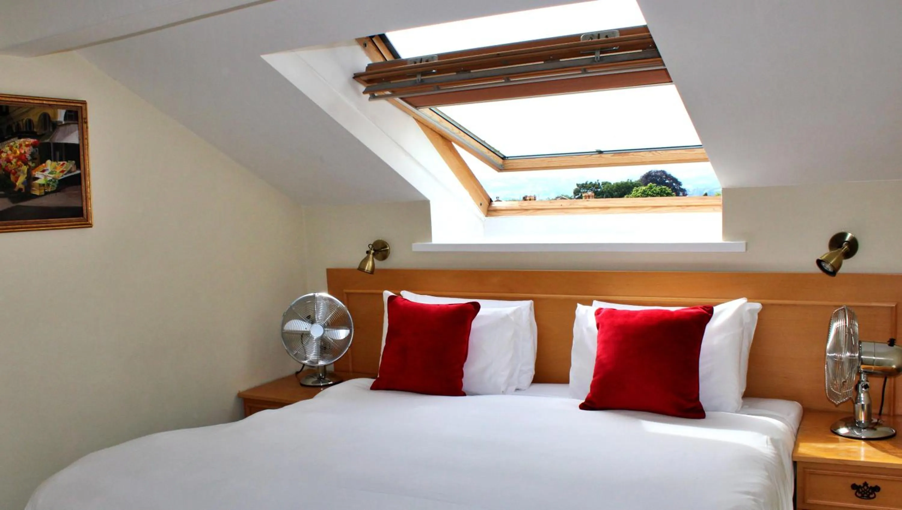 Bedroom, Bed in Victoria Square Hotel Clifton Village