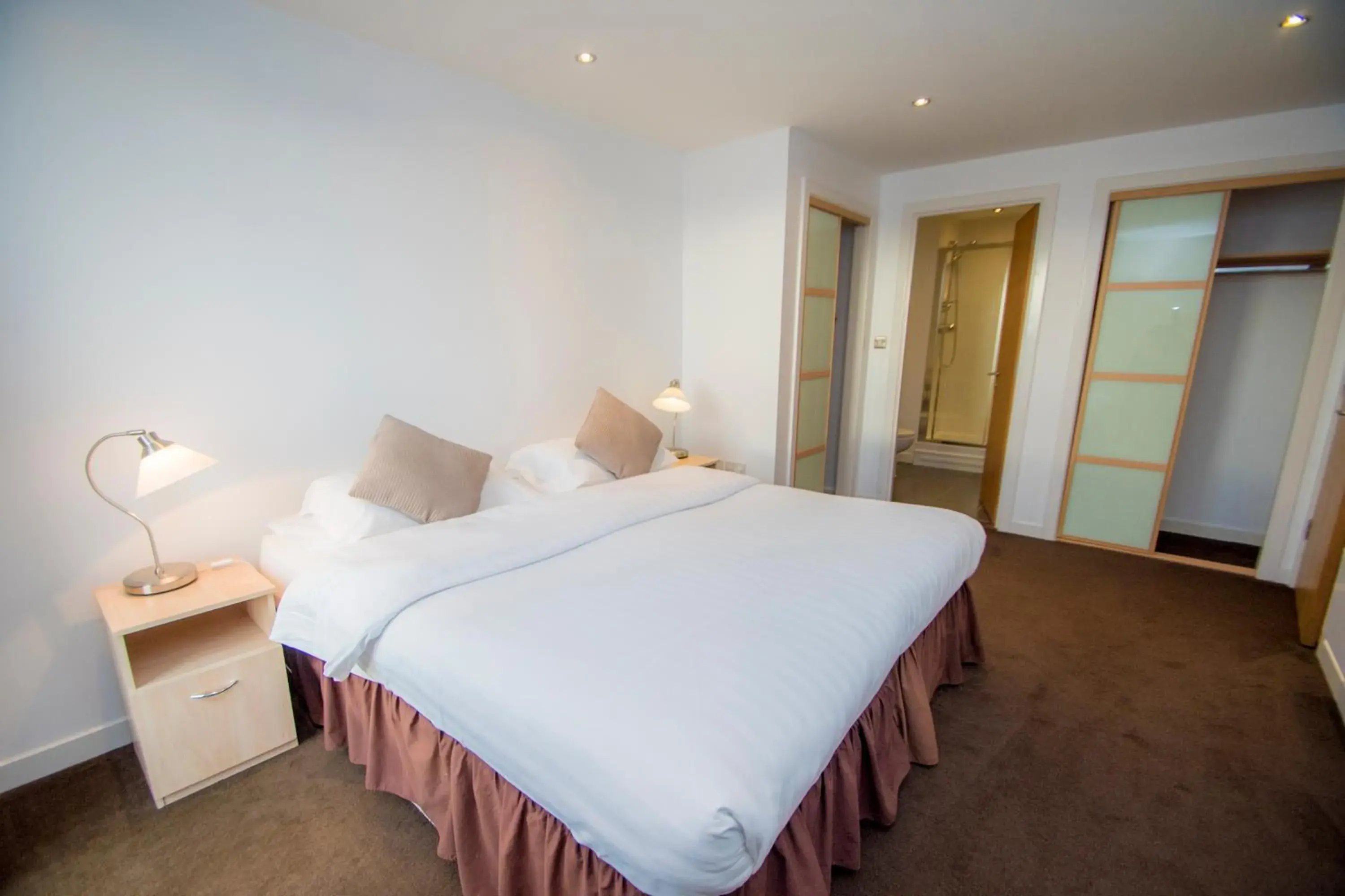 Shower, Bed in Ocean Serviced Apartments Shower, Bed in Ocean Serviced Apartments