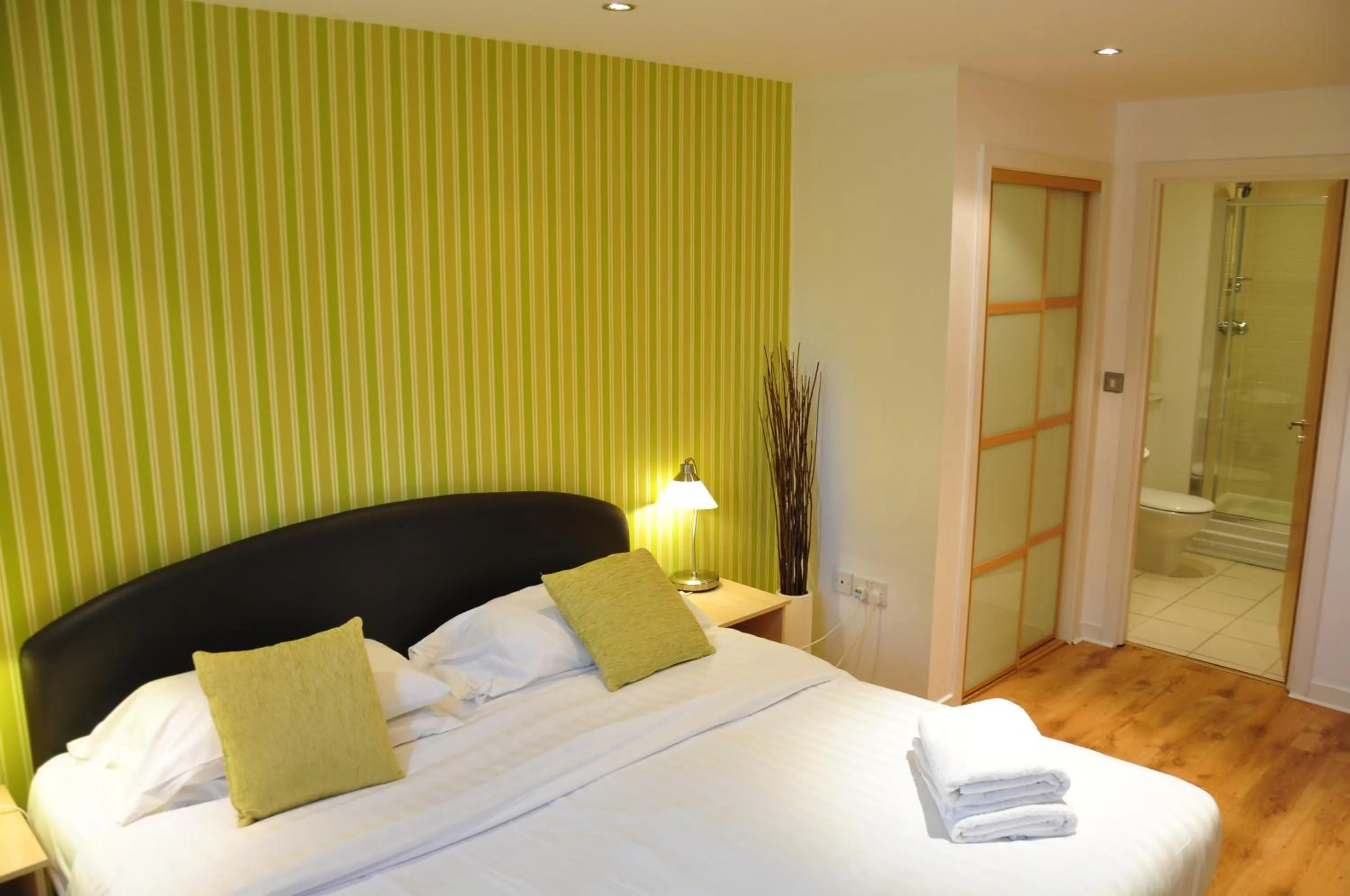 Shower, Bed in Ocean Serviced Apartments