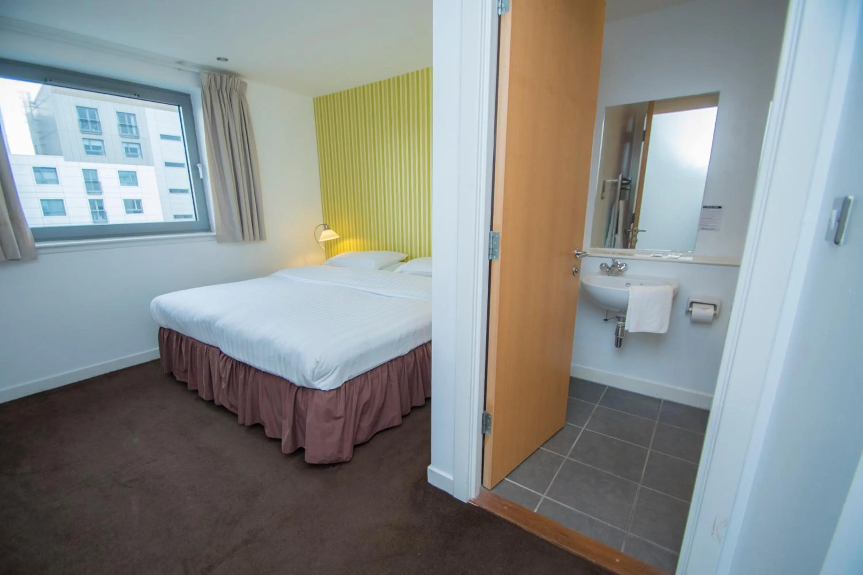 Shower, Bed in Ocean Serviced Apartments