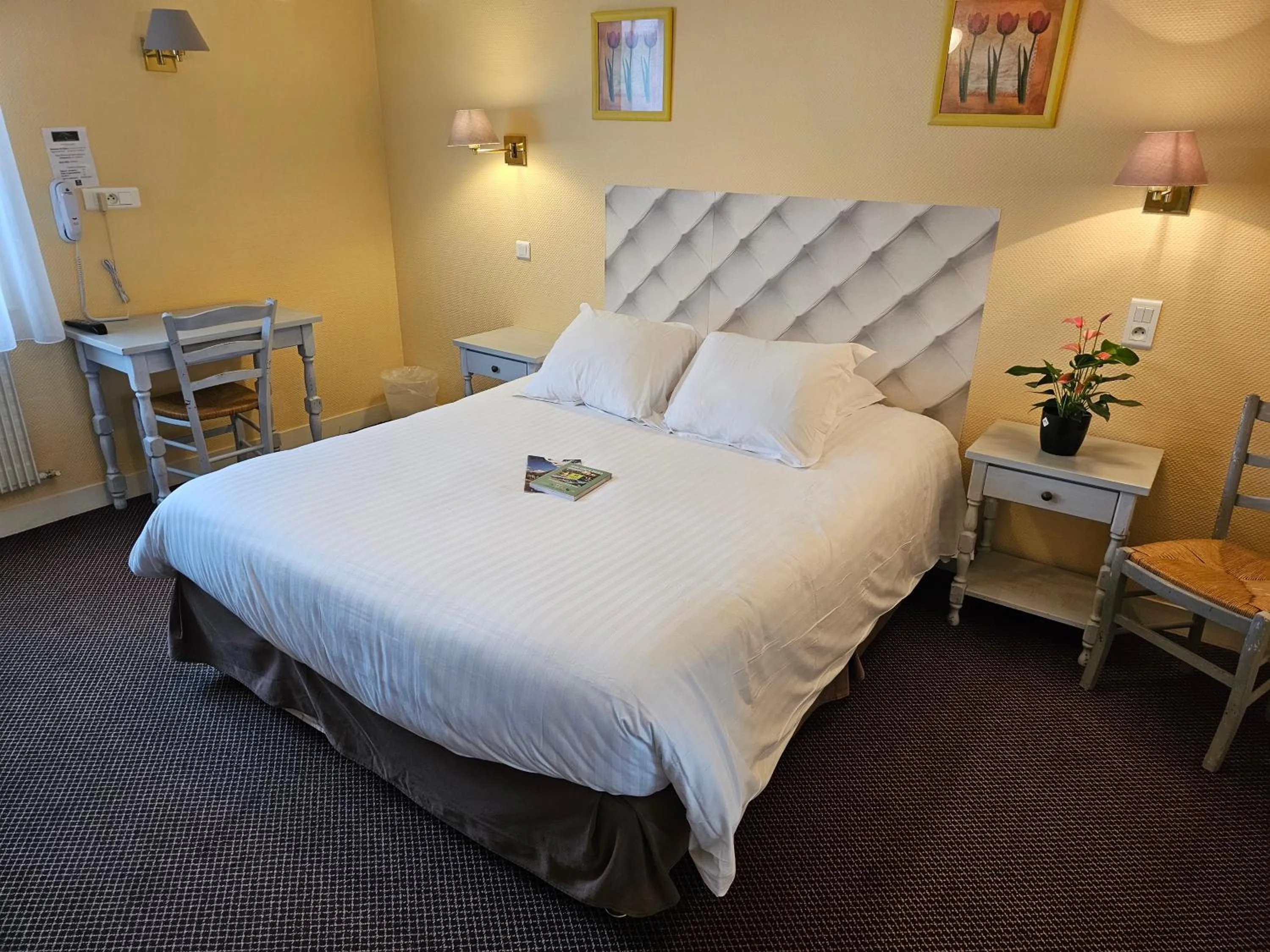 Bed in Logis Hôtel Restaurant L'Unique