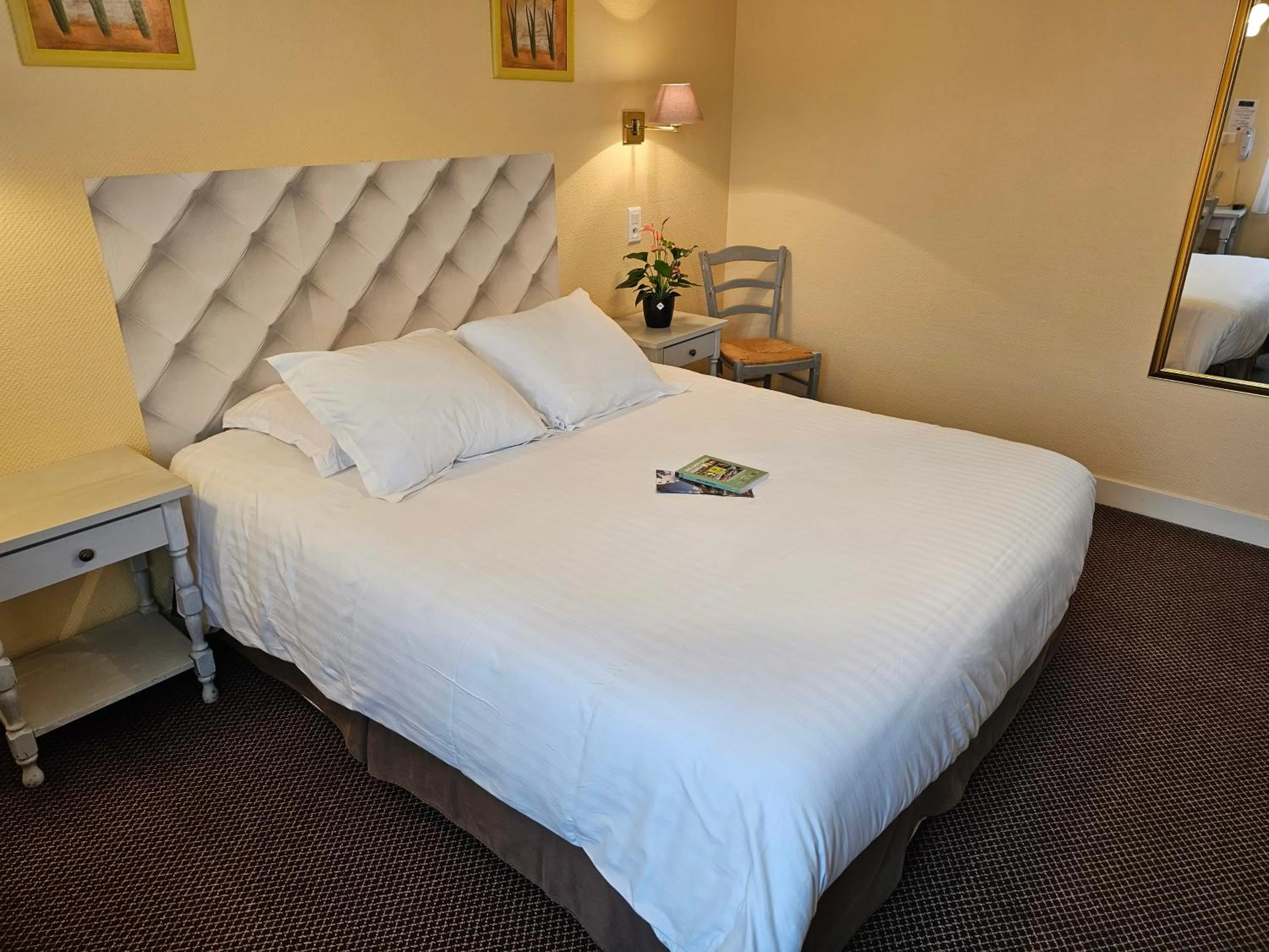 Bed in Logis Hôtel Restaurant L'Unique