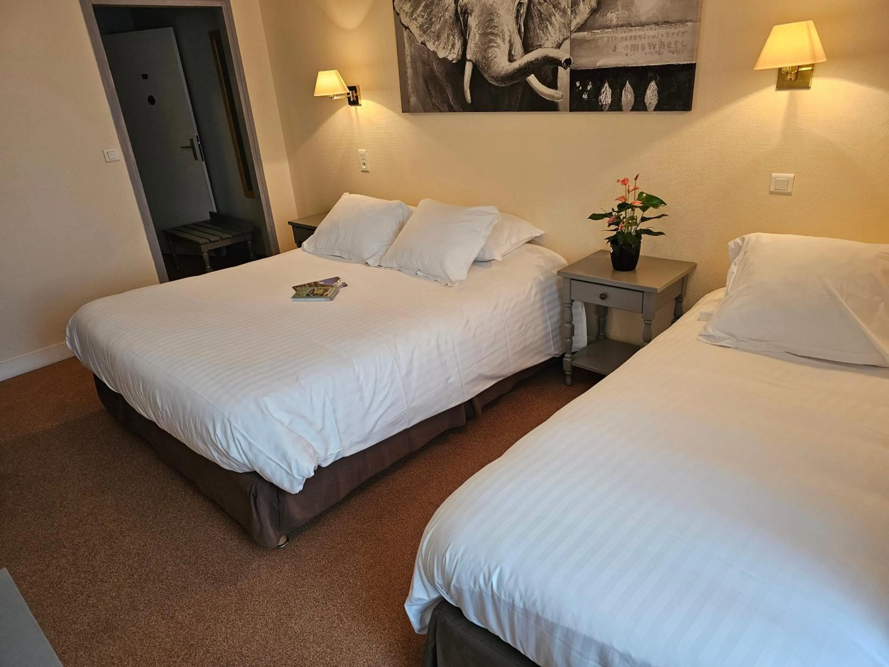 Bed in Logis Hôtel Restaurant L'Unique