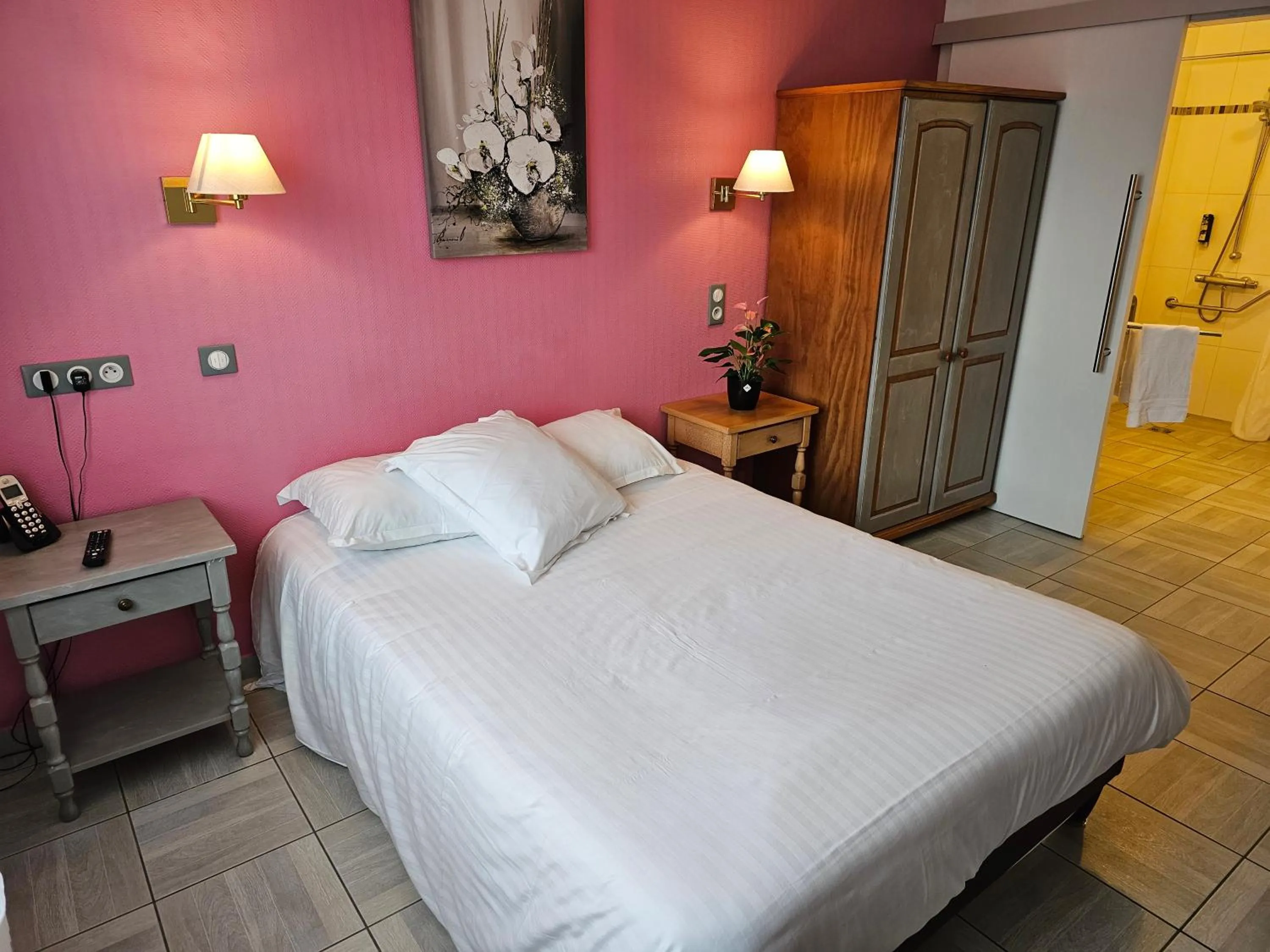 Bed in Logis Hôtel Restaurant L'Unique