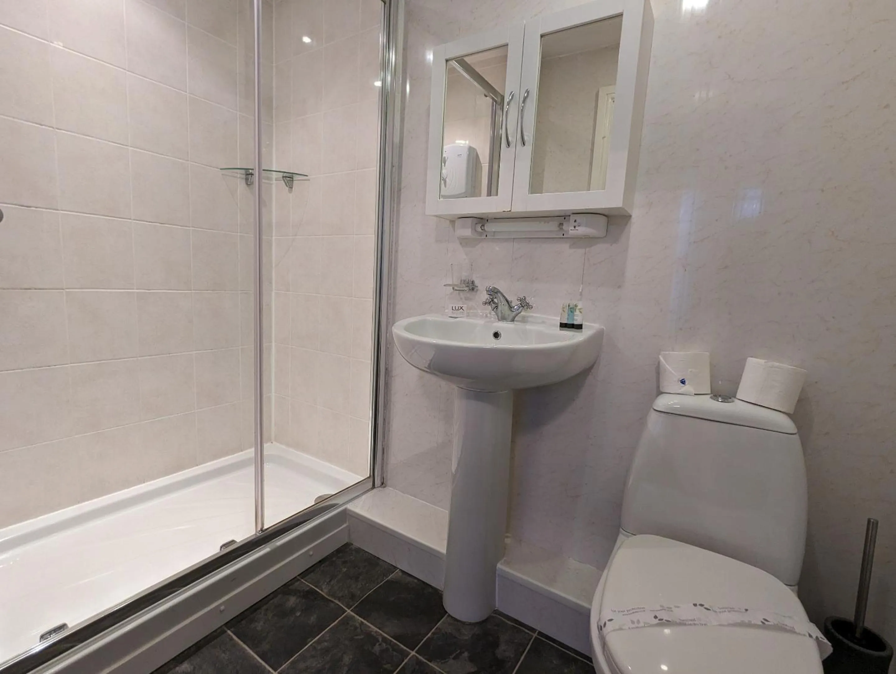 Bathroom in The Senarth Guesthouse - Seaside Guesthouse with Breakfast & Free Parking