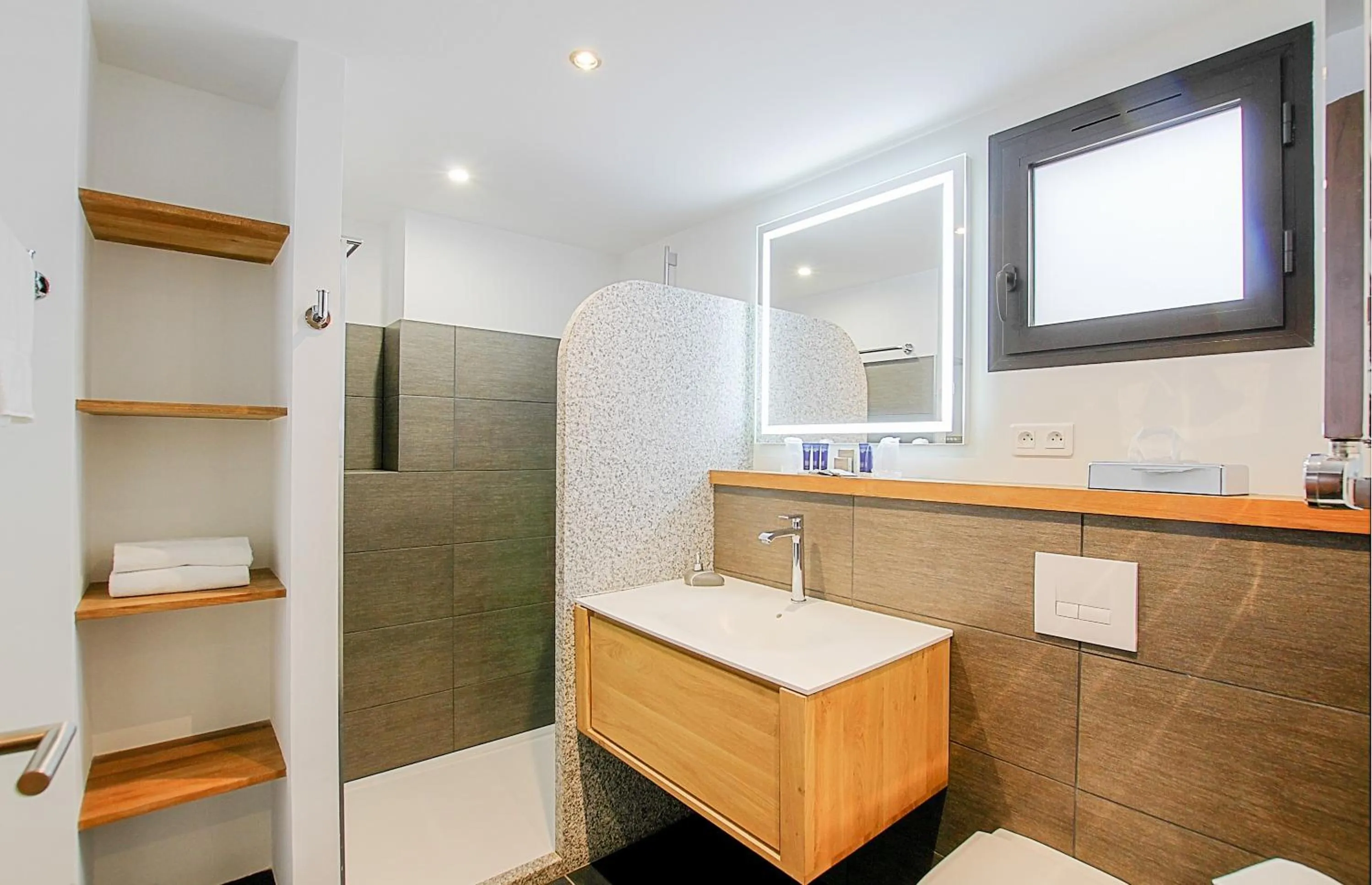 Shower in Residence Kalliste