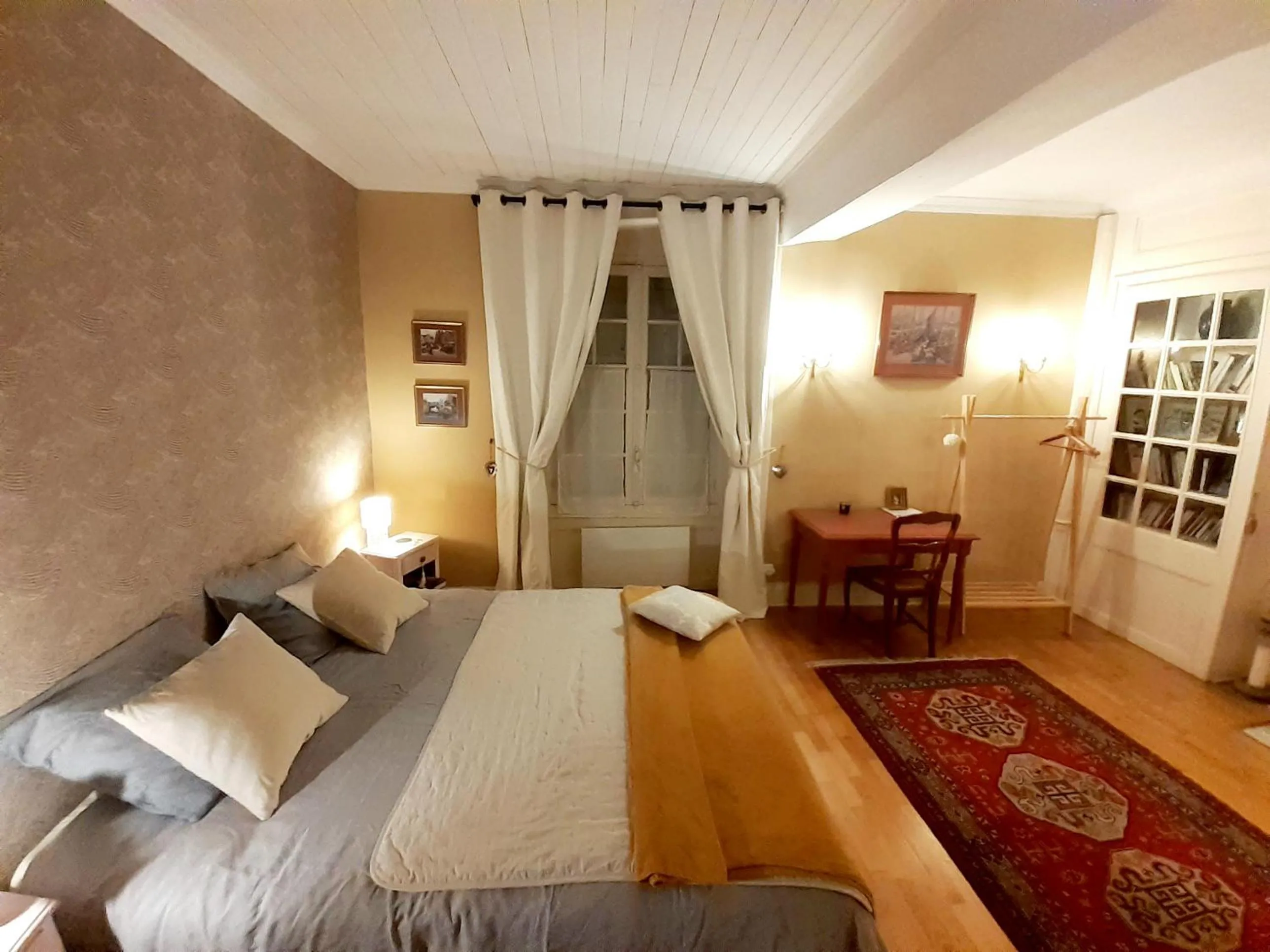 Photo of the whole room in Manoir Tregont Mab