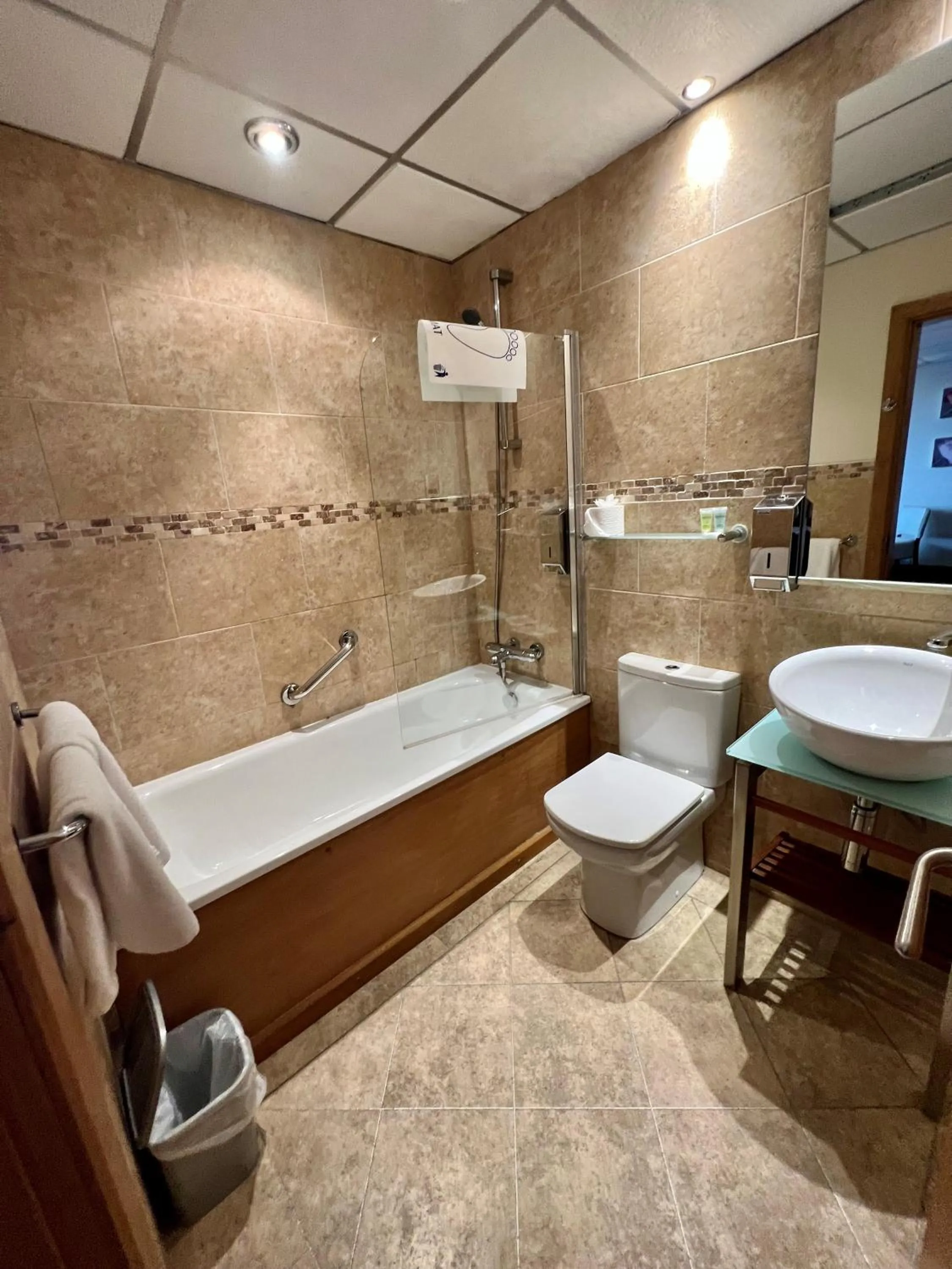 Inn On The Prom At The Fernlea Hotel