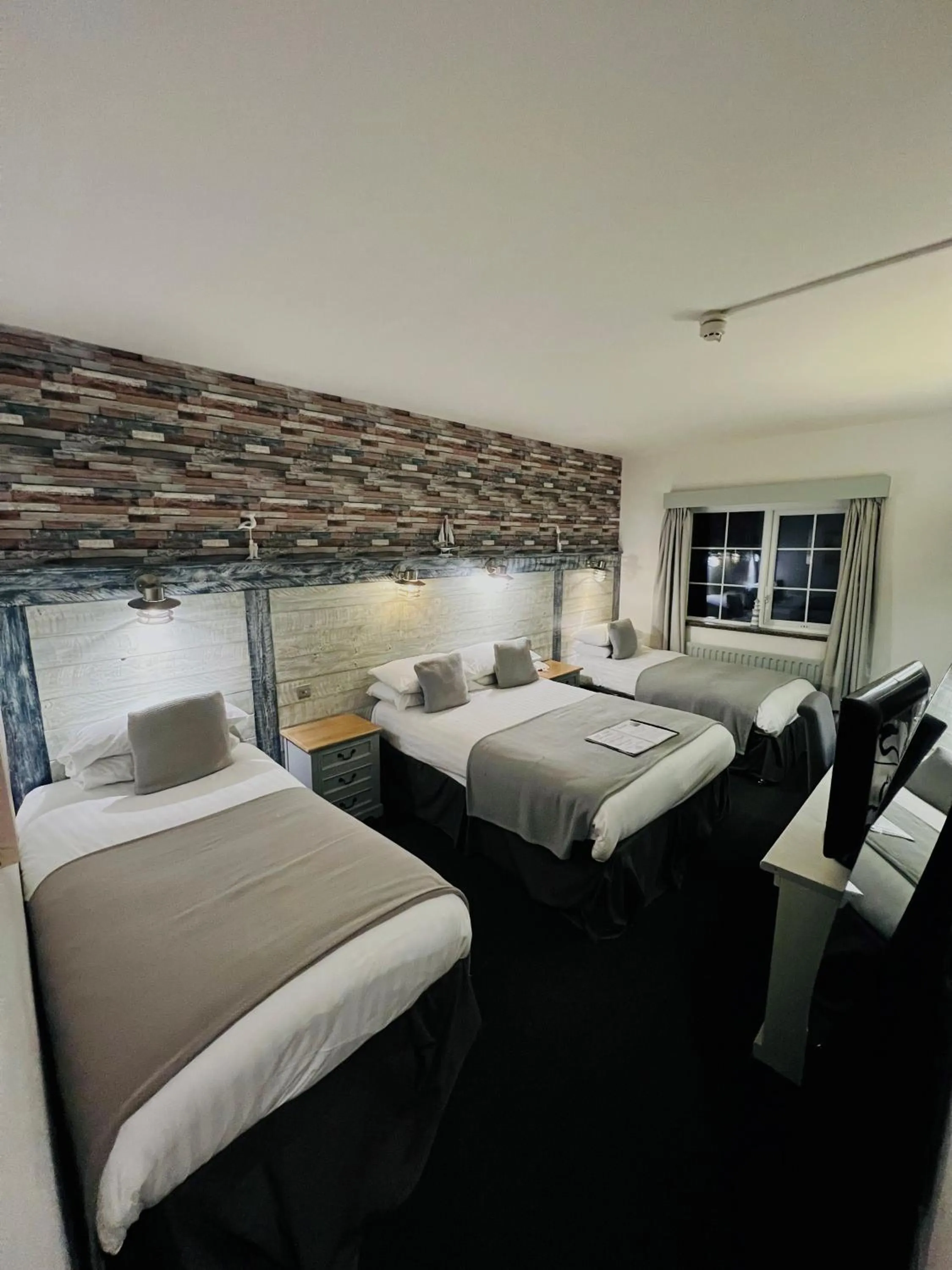 Bed in Inn On The Prom At The Fernlea Hotel