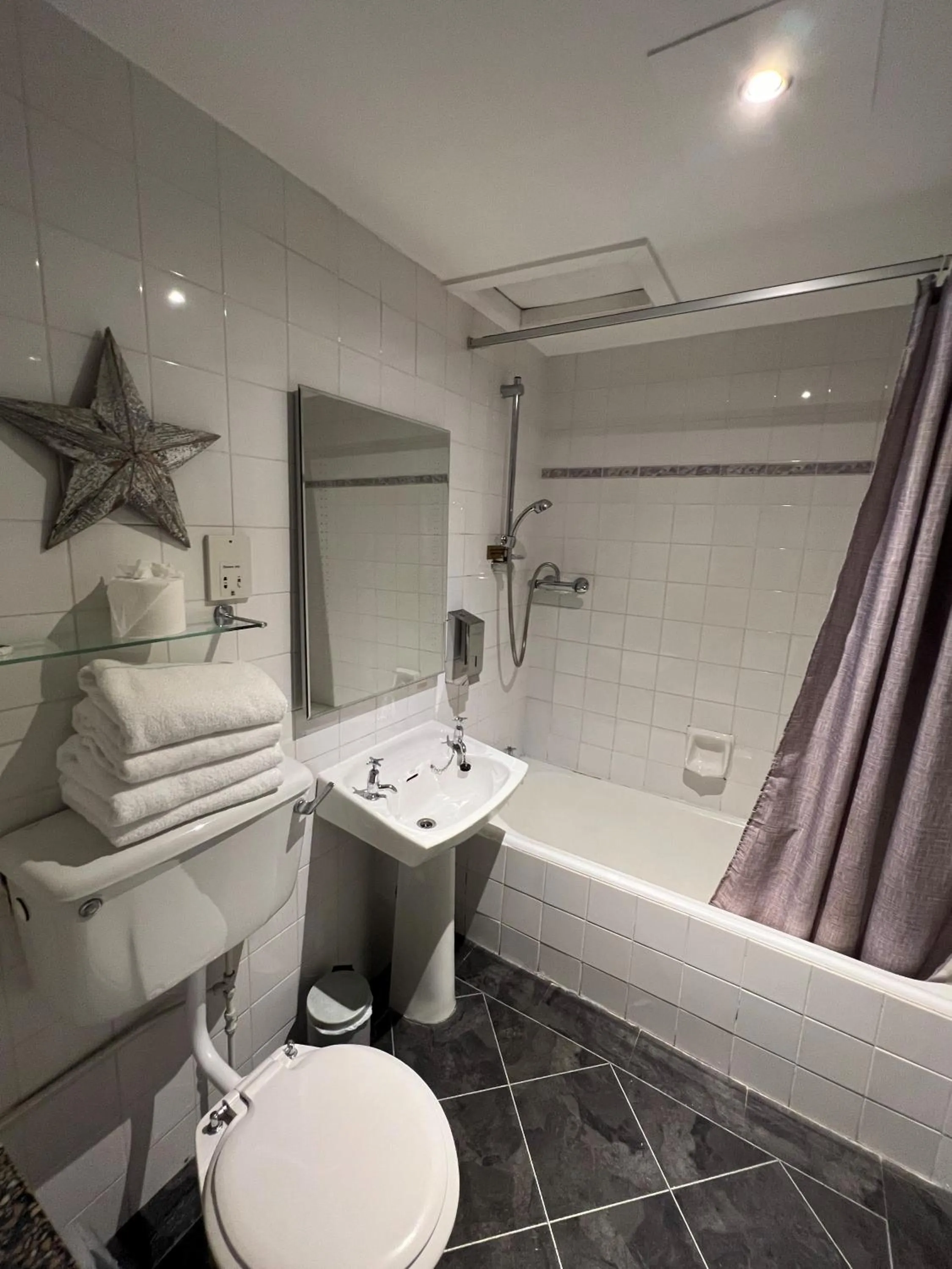 Inn On The Prom At The Fernlea Hotel