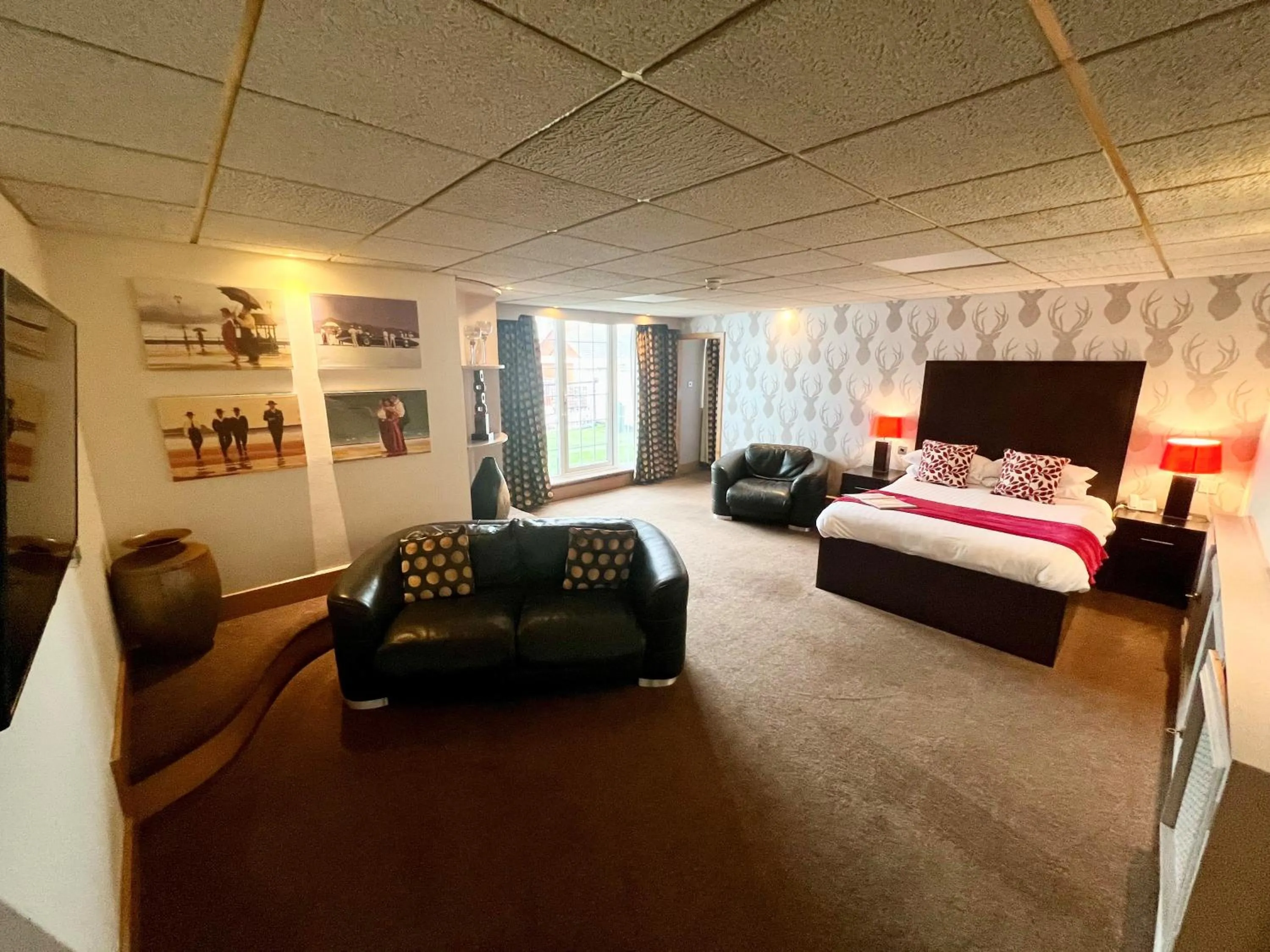 Bed in Inn On The Prom At The Fernlea Hotel