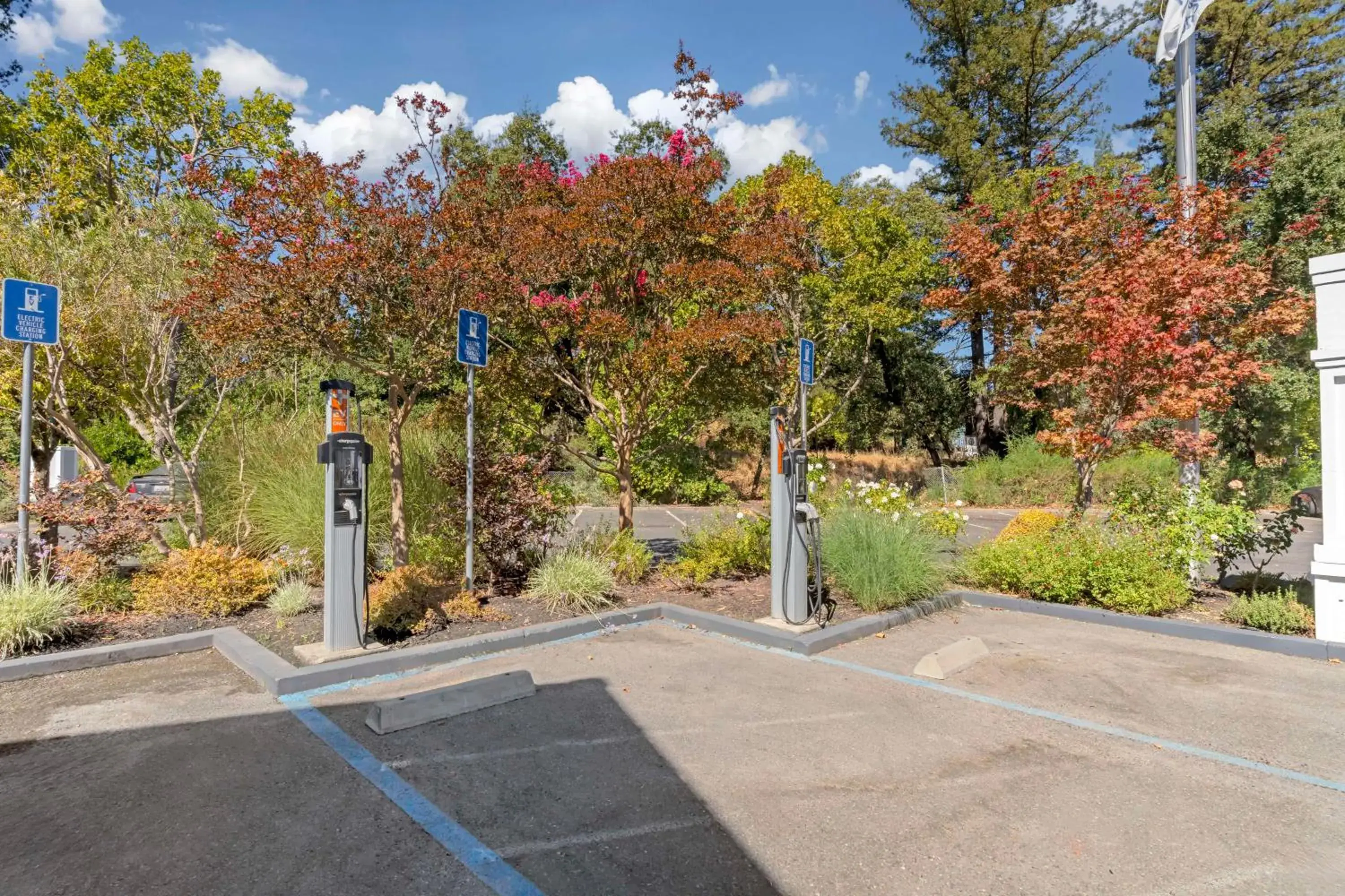 Property building in Best Western Dry Creek Inn Property building in Best Western Dry Creek Inn