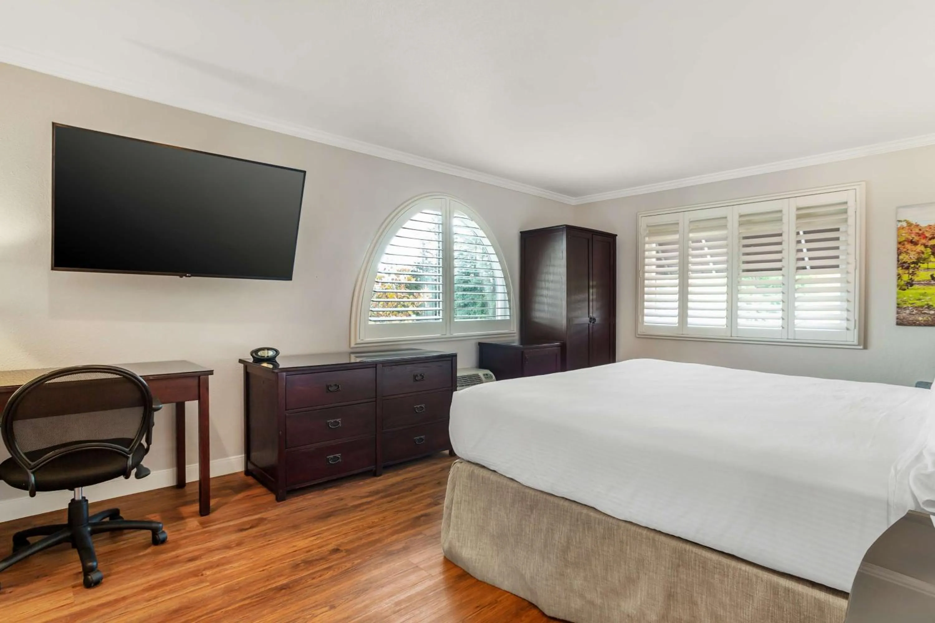 Bedroom, Bed in Best Western Dry Creek Inn