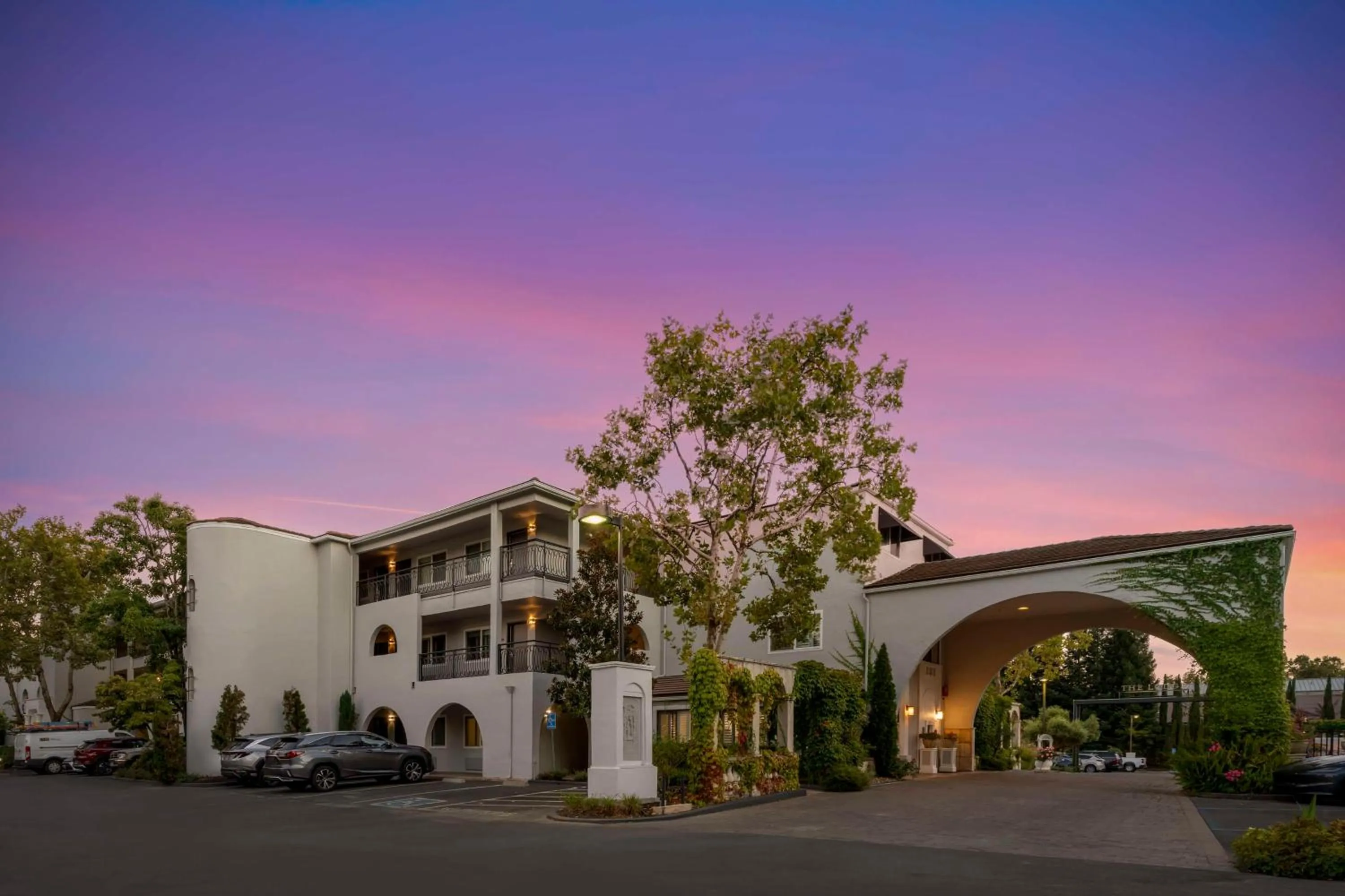 Property building in Best Western Dry Creek Inn