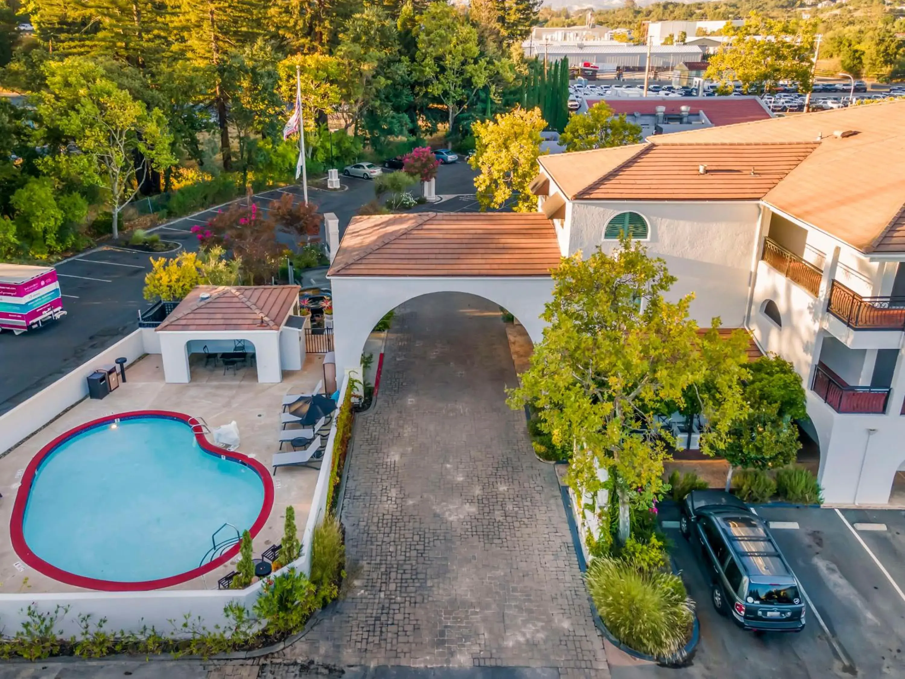 Property building in Best Western Dry Creek Inn Property building in Best Western Dry Creek Inn