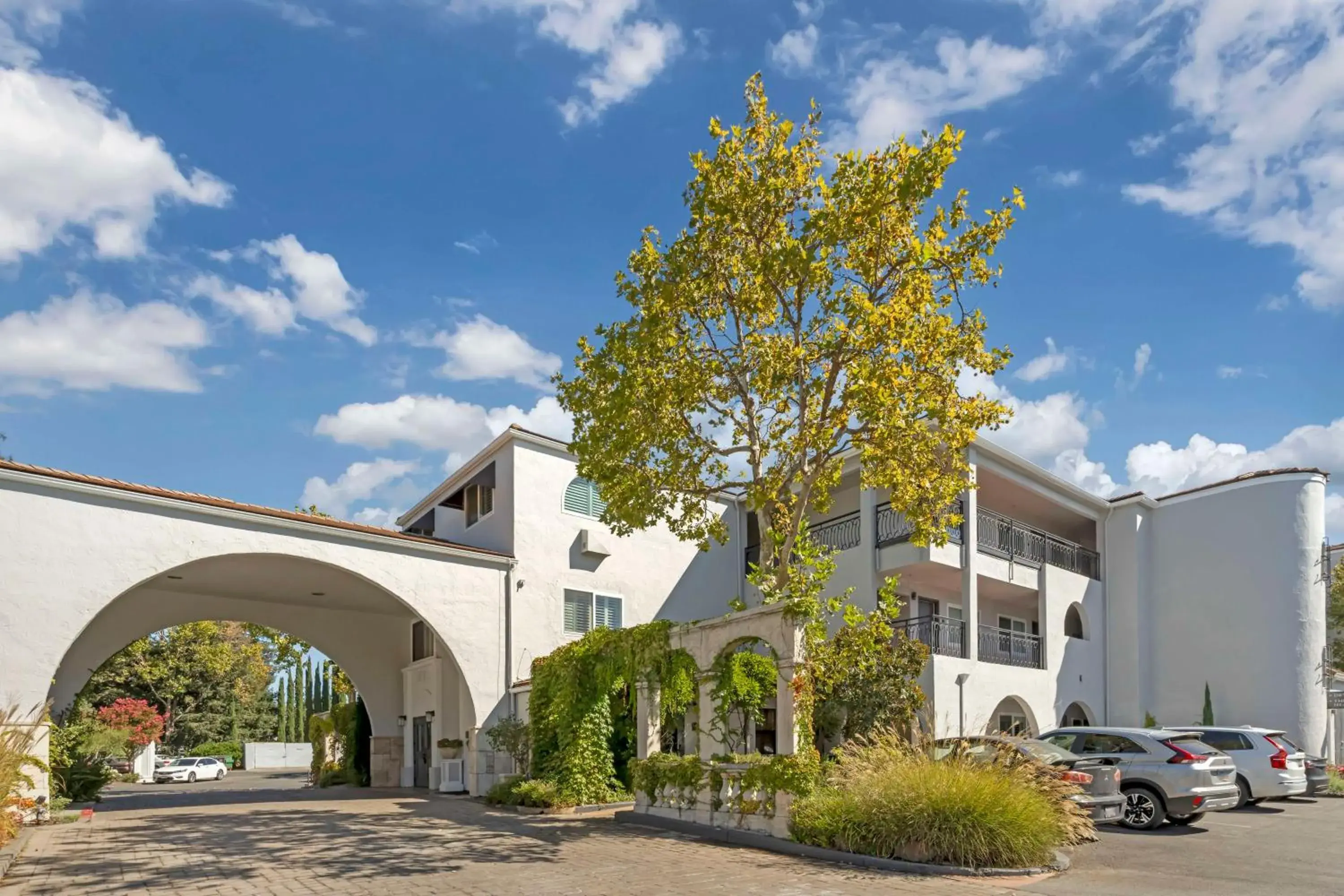 Property building in Best Western Dry Creek Inn Property building in Best Western Dry Creek Inn