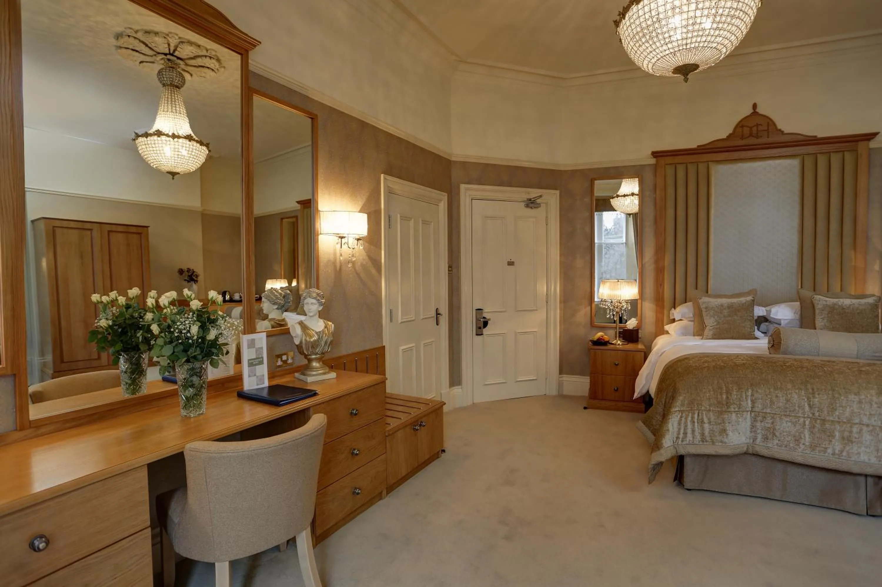 Photo of the whole room, Bed in The Dean Court