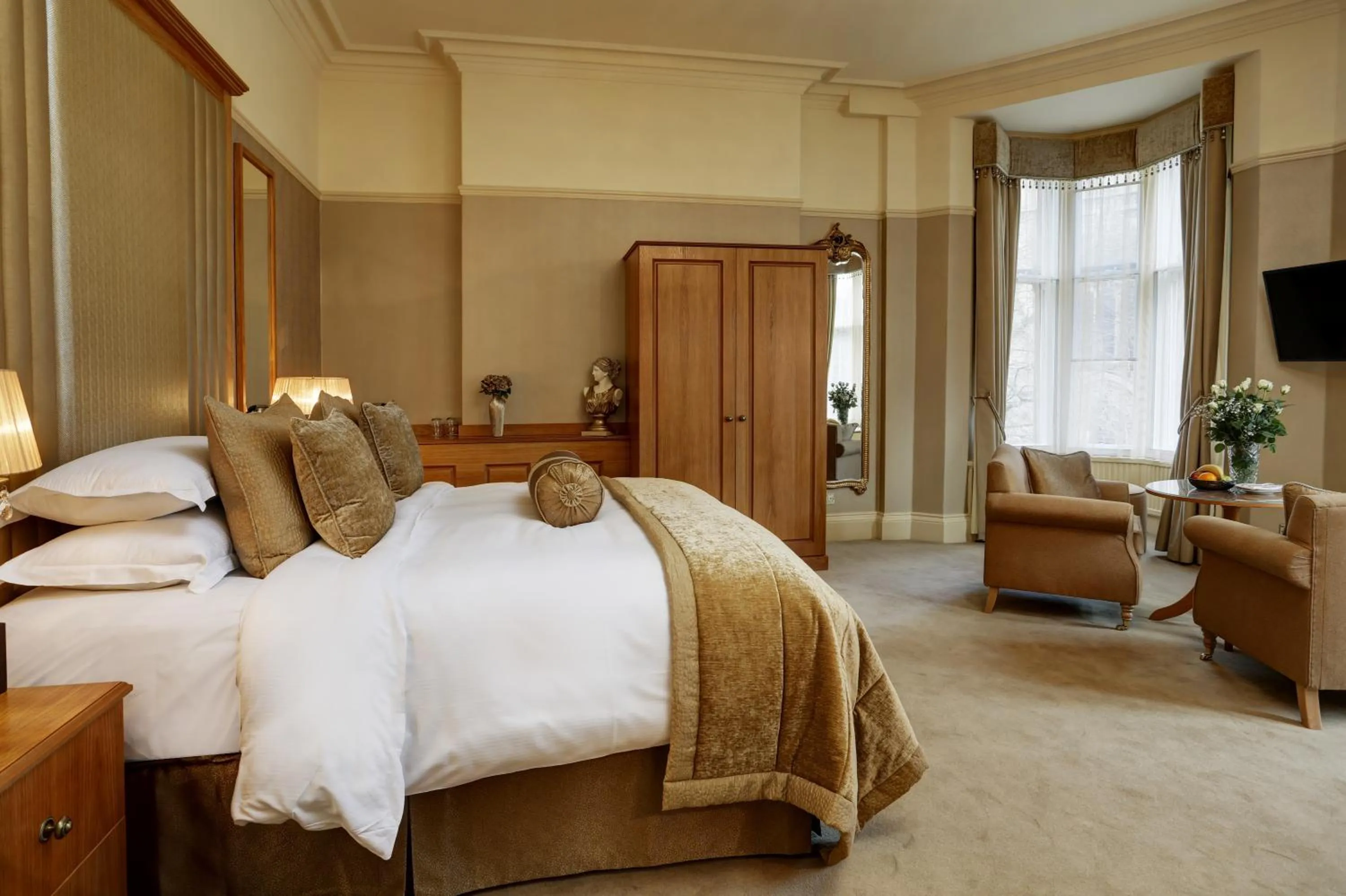 Photo of the whole room, Bed in The Dean Court