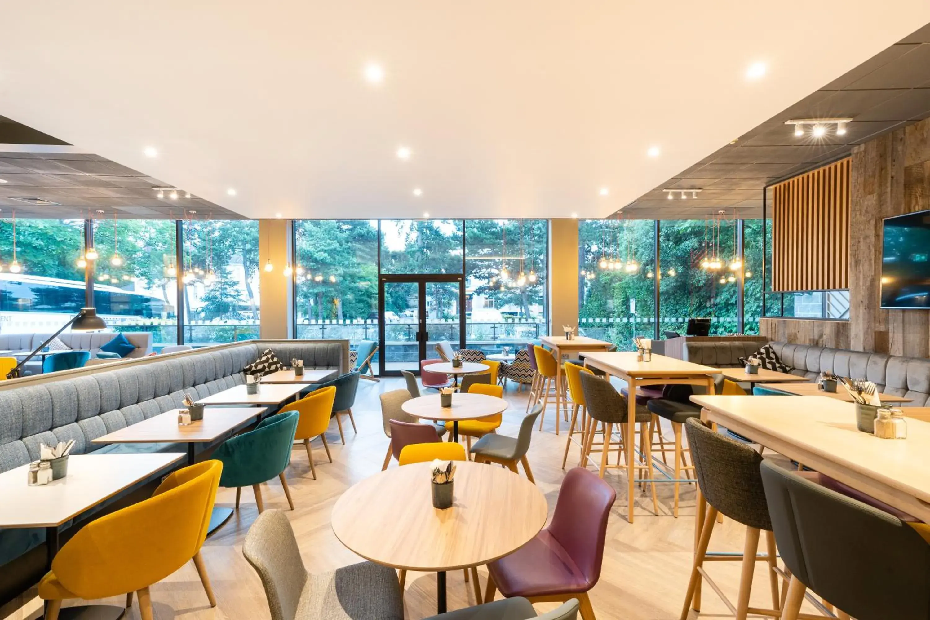 Restaurant/places to eat in Holiday Inn Bournemouth by IHG Restaurant/places to eat in Holiday Inn Bournemouth by IHG