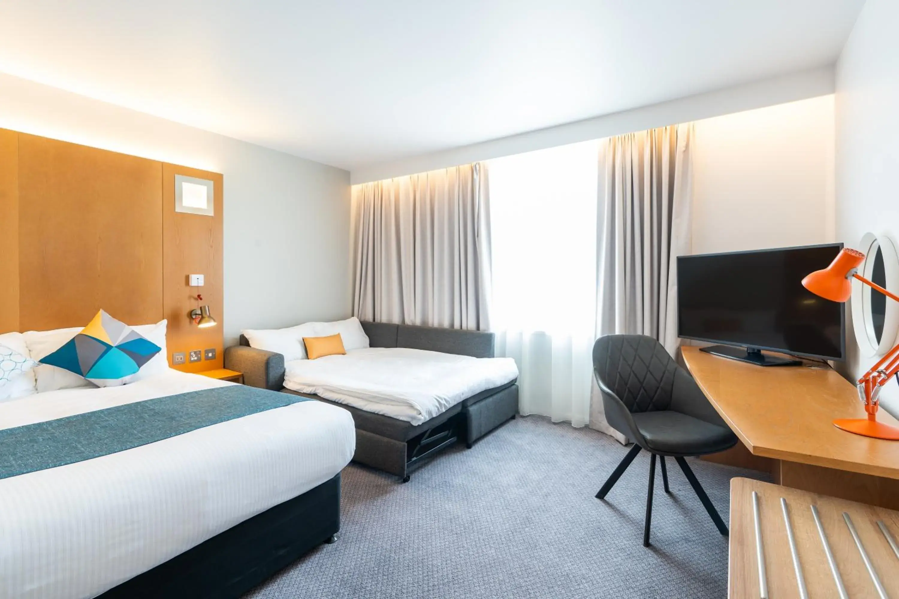 TV and multimedia, Bed in Holiday Inn Bournemouth by IHG TV and multimedia, Bed in Holiday Inn Bournemouth by IHG