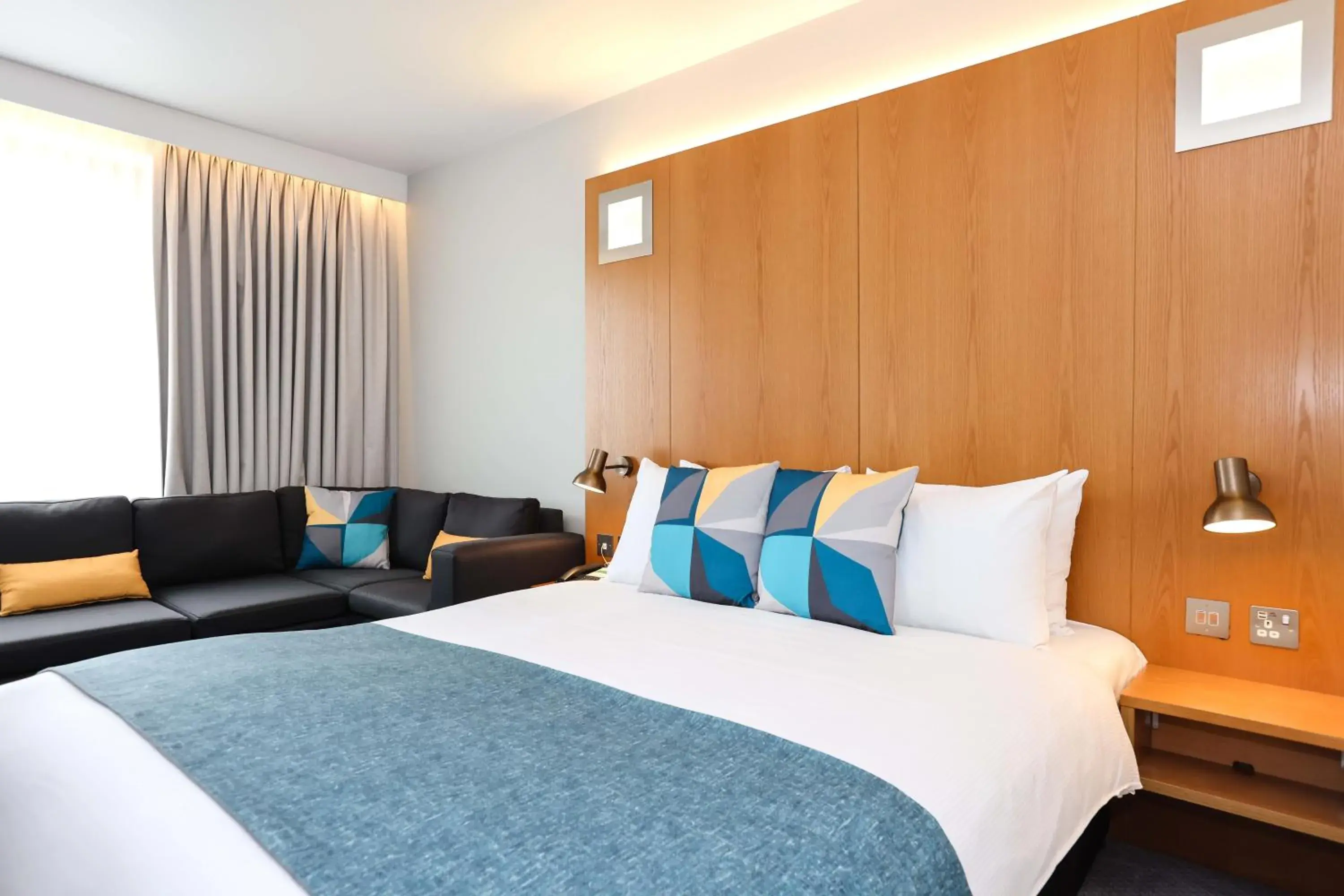 Photo of the whole room, Bed in Holiday Inn Bournemouth by IHG Photo of the whole room, Bed in Holiday Inn Bournemouth by IHG