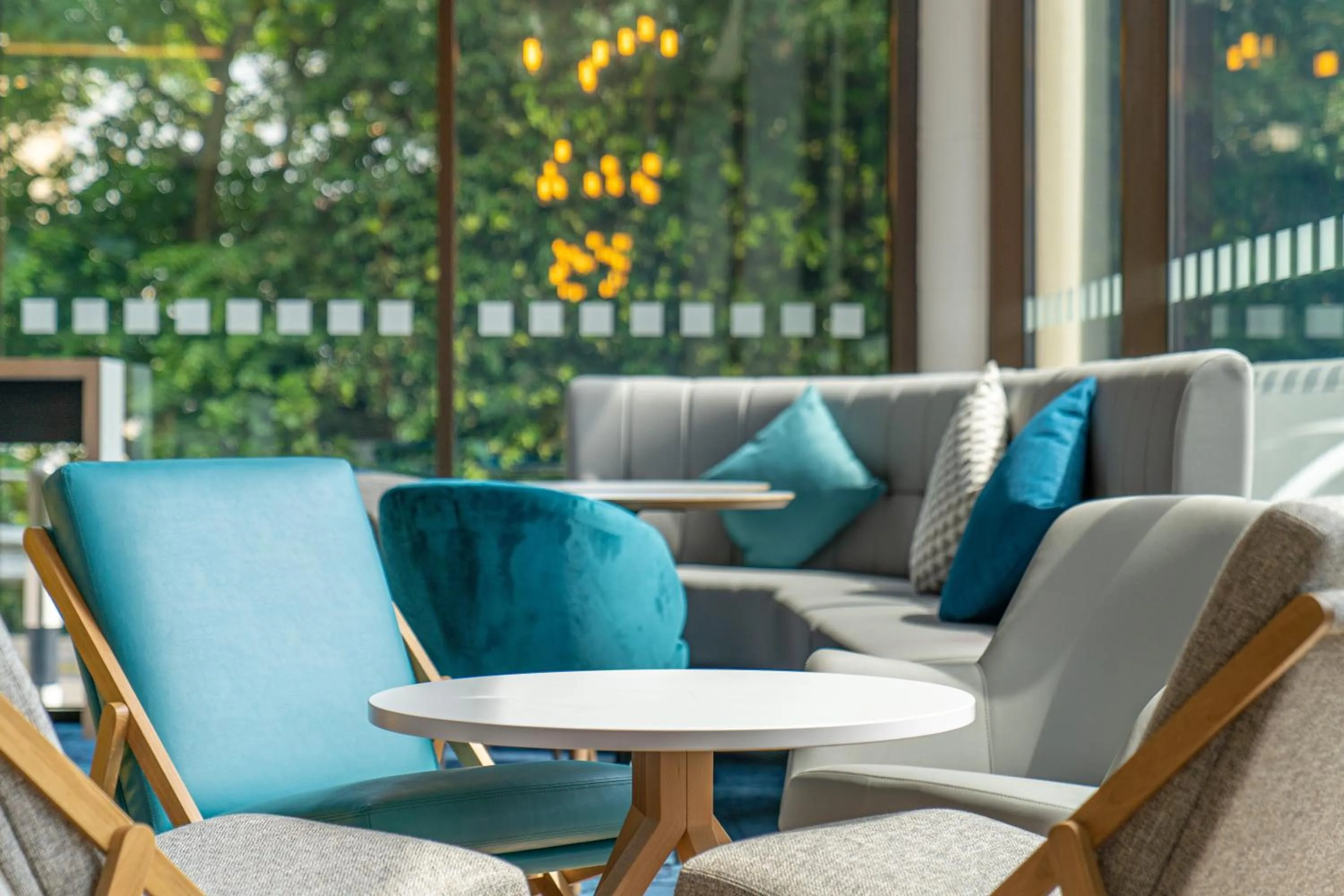 Lounge or bar in Holiday Inn Bournemouth by IHG