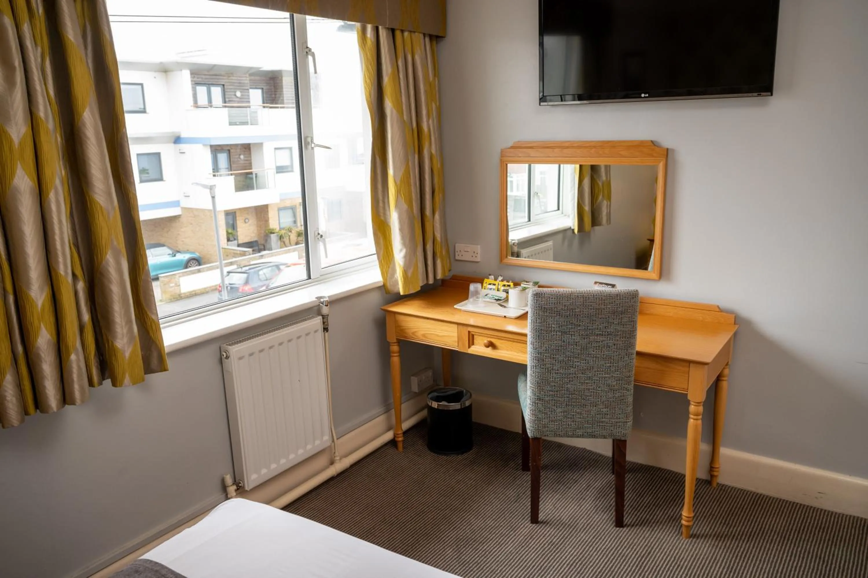 TV and multimedia in Commodore Hotel by Greene King Inns