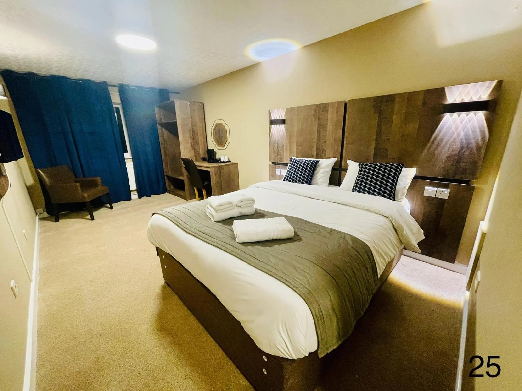 Photo of the whole room, Bed in Hylands Hotel