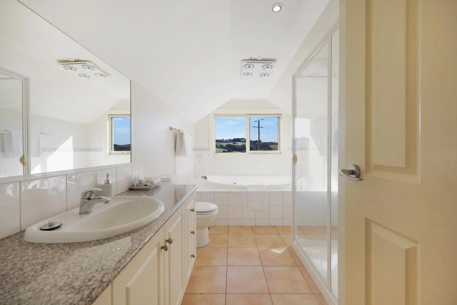 Logans Beach Apartments - The Loft